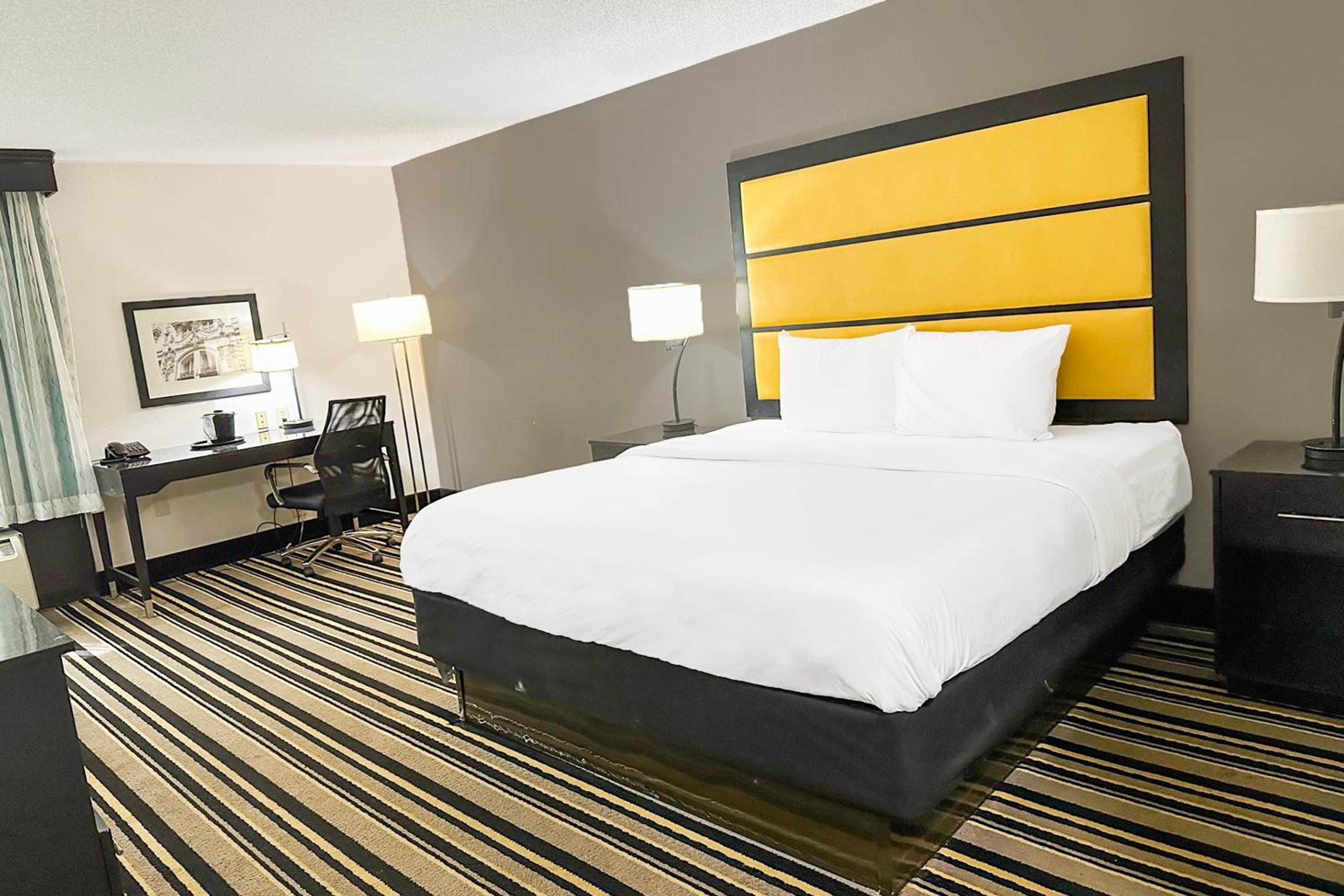 King Bed Non-Smoking - Photo 1