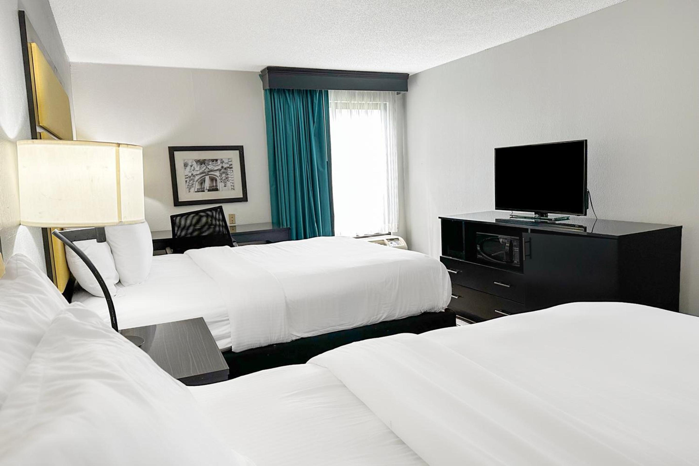 2 Queen Beds Non-Smoking - Photo 4