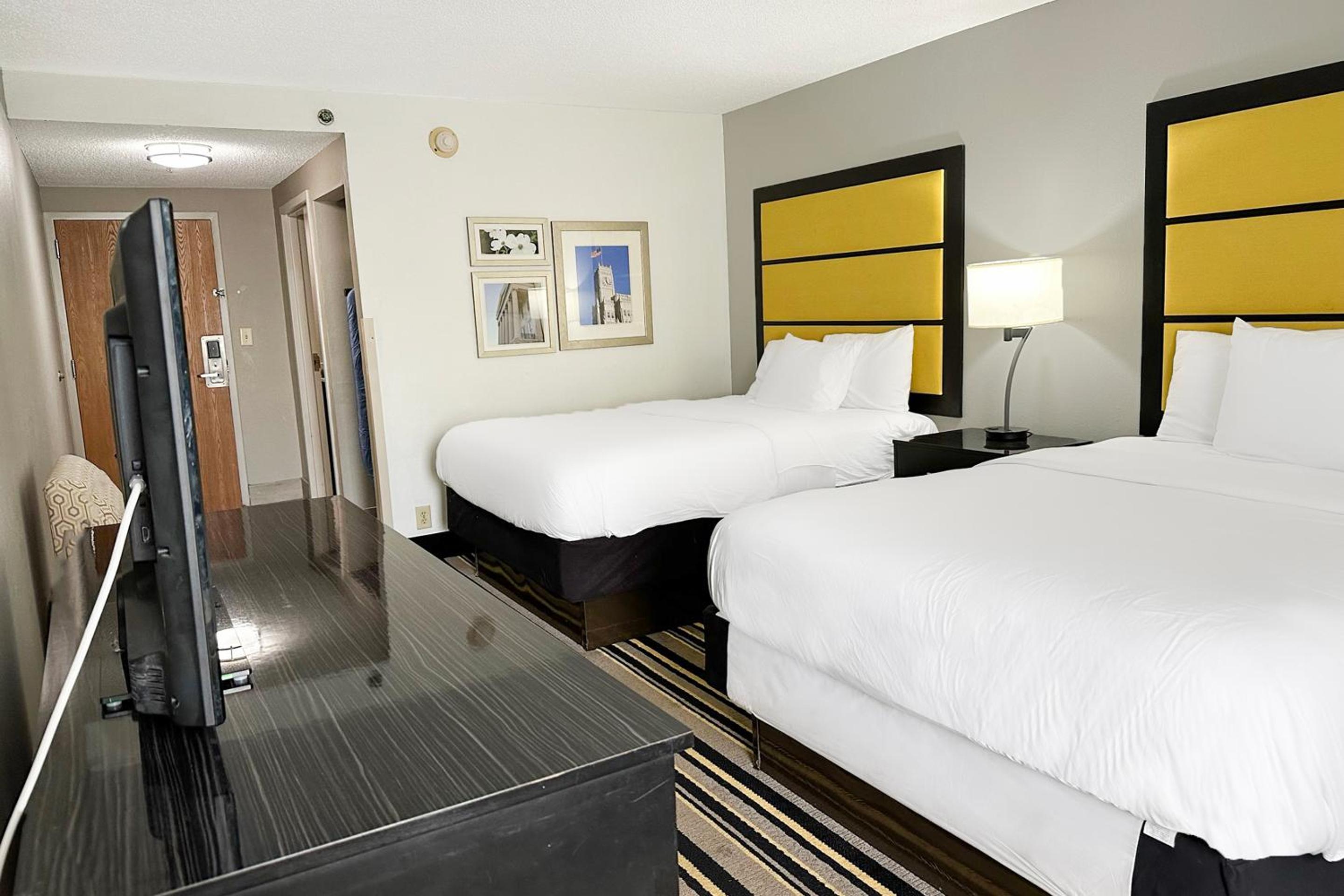 2 Queen Beds Non-Smoking - Photo 3