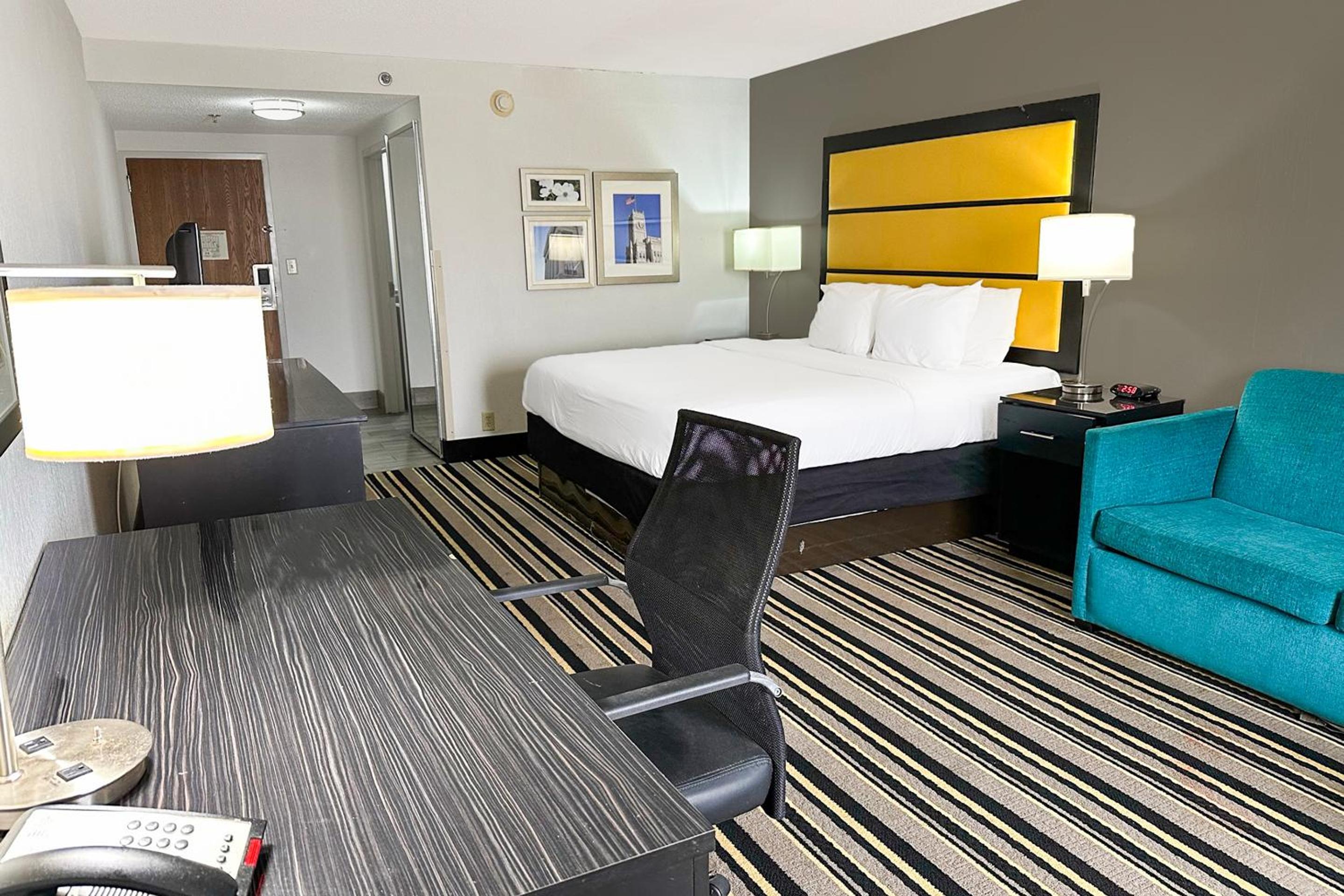 Suite - King Bed - Photo 4