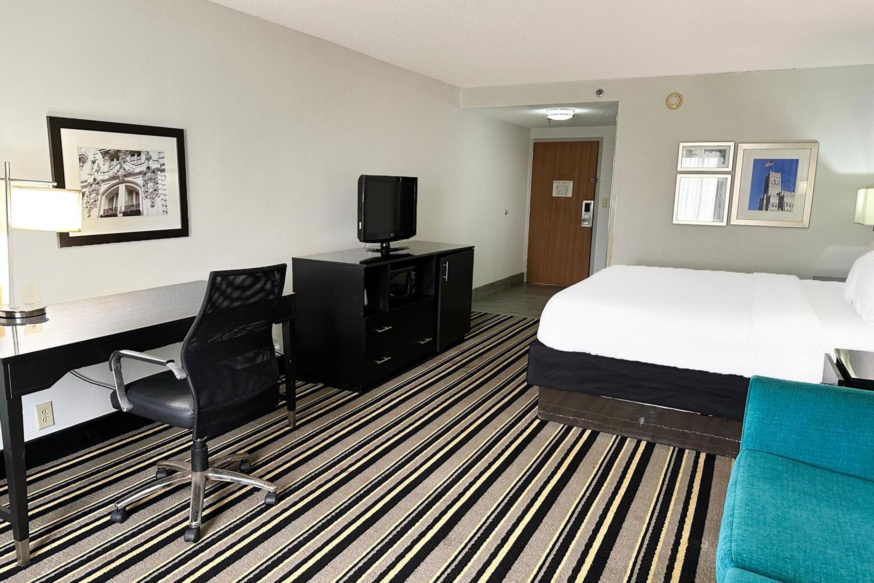 Suite - King Bed - Photo 3