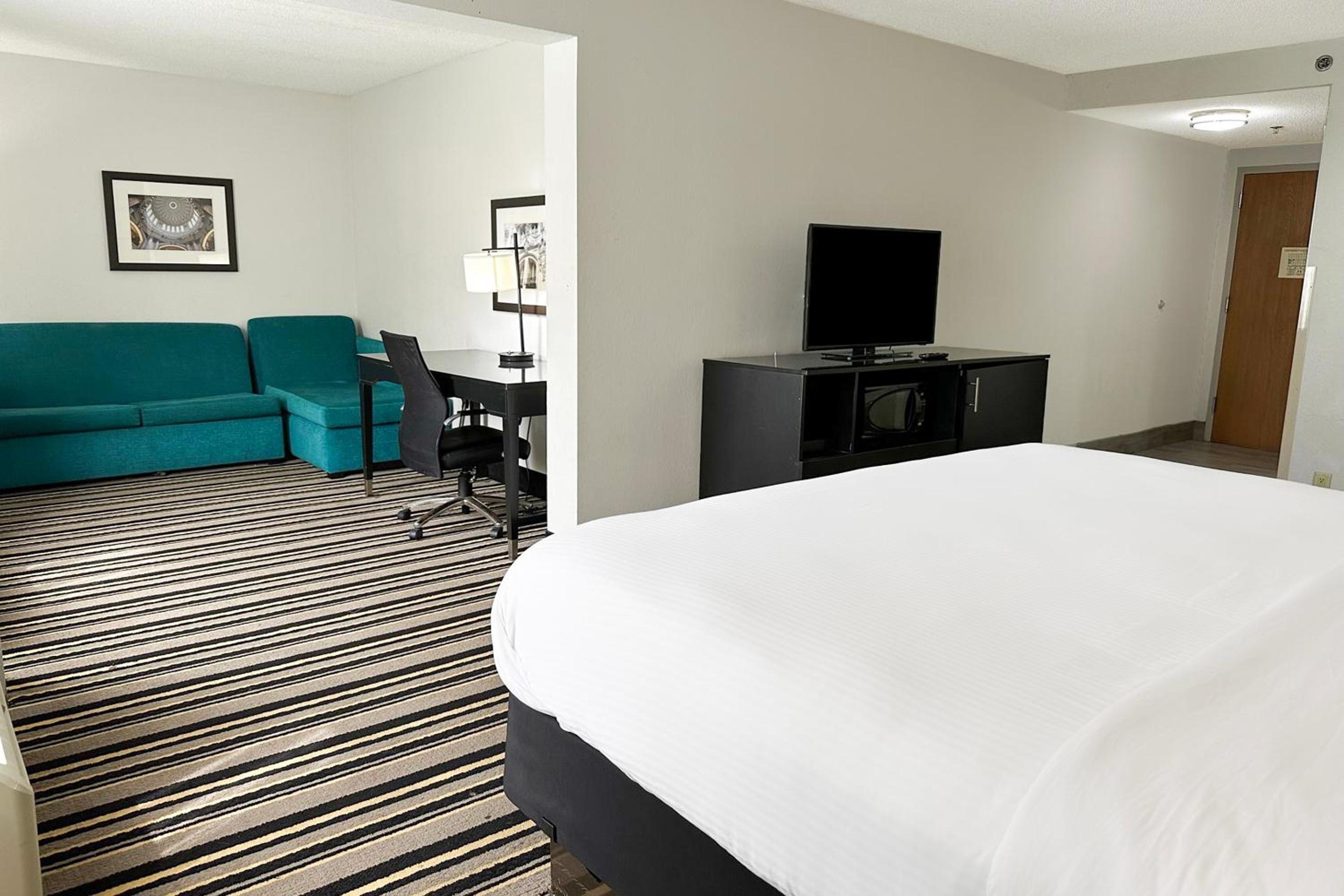 1 Bedroom Suite with Jetted Tub - Photo 2
