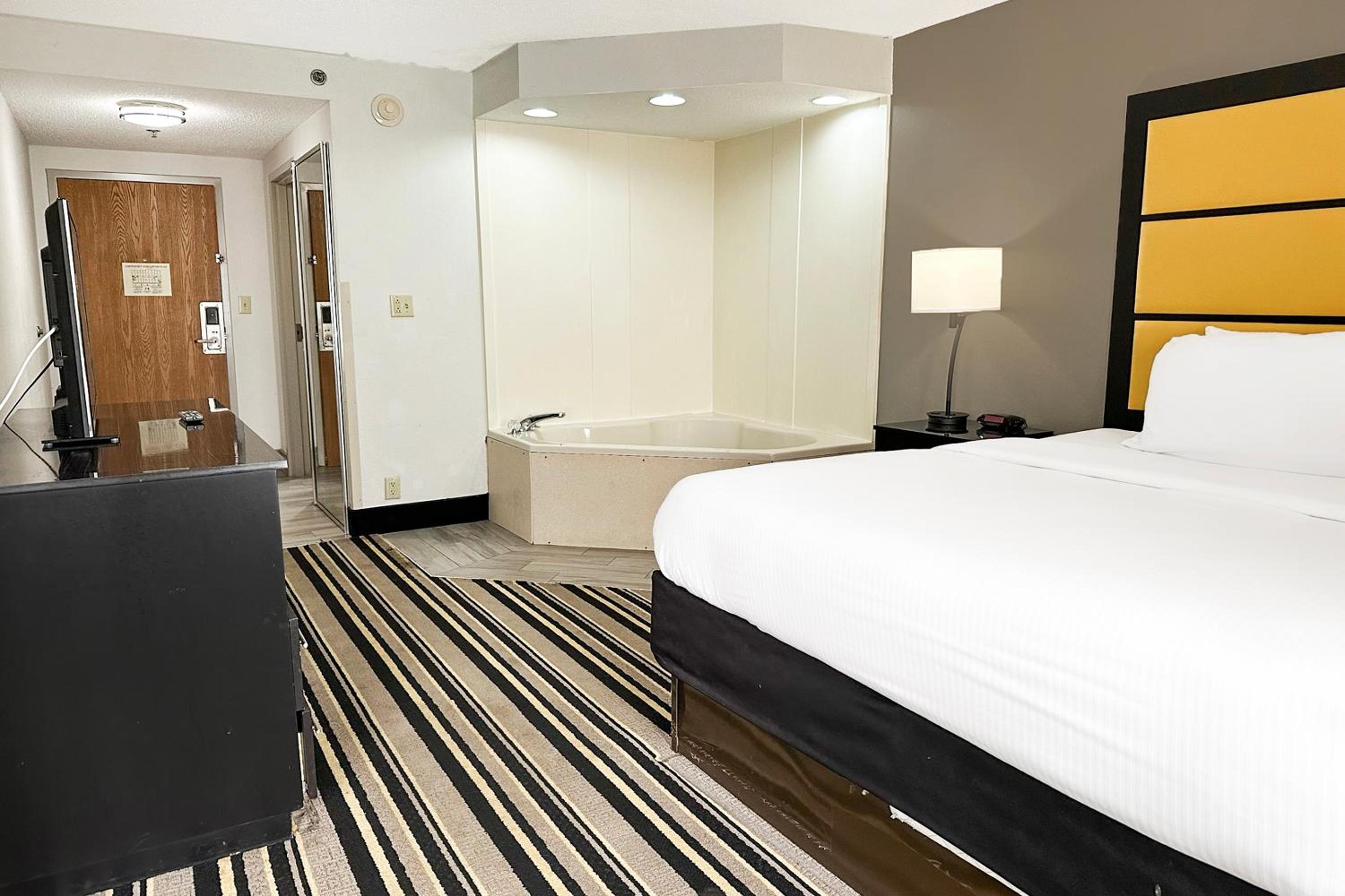 1 Bedroom Suite with Jetted Tub - Photo 7