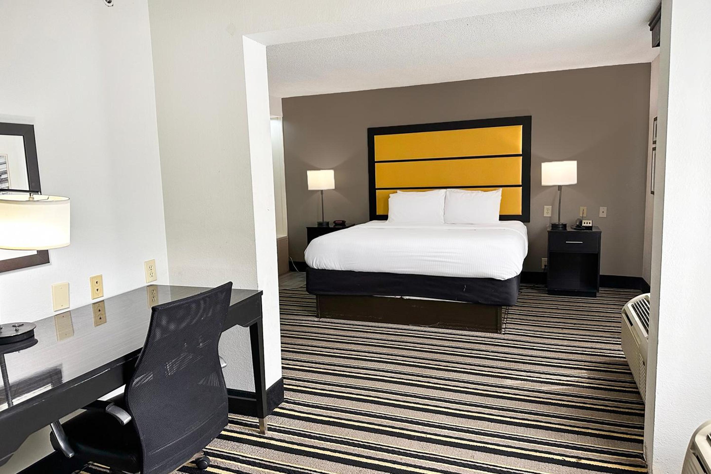 1 Bedroom Suite with Jetted Tub - Photo 6
