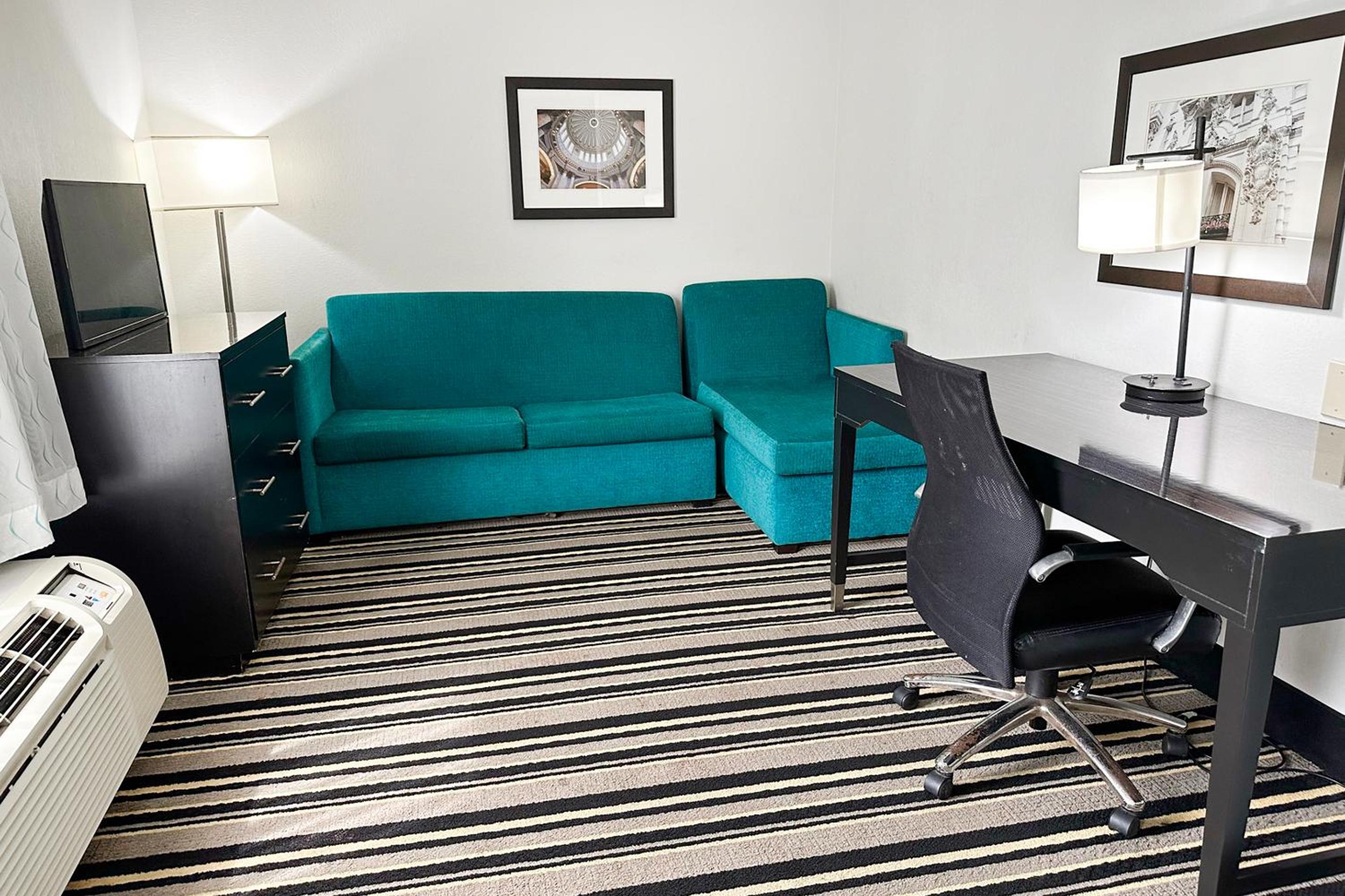 1 Bedroom Suite with Jetted Tub - Photo 4