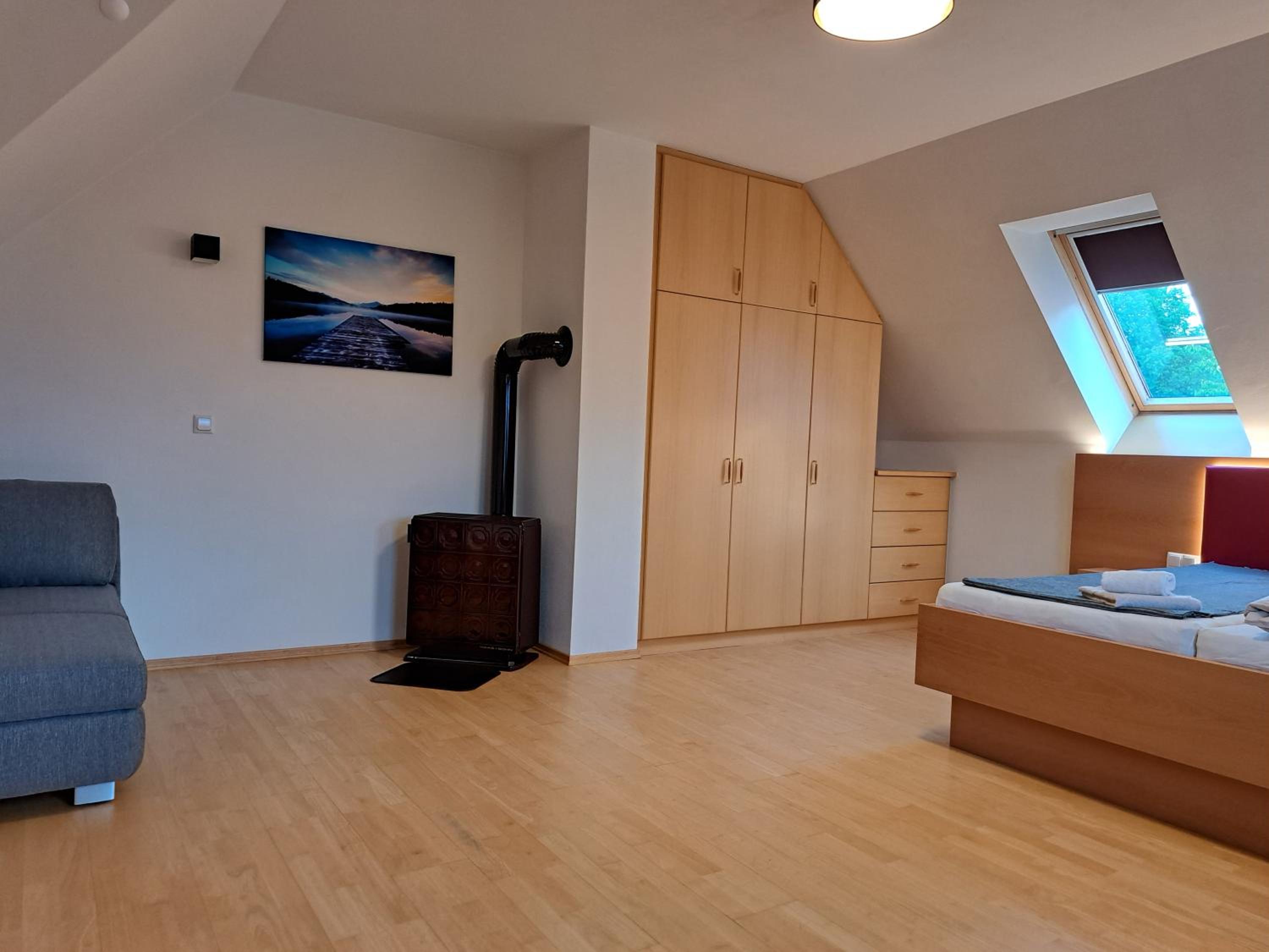 Six-Bedroom House photo 2