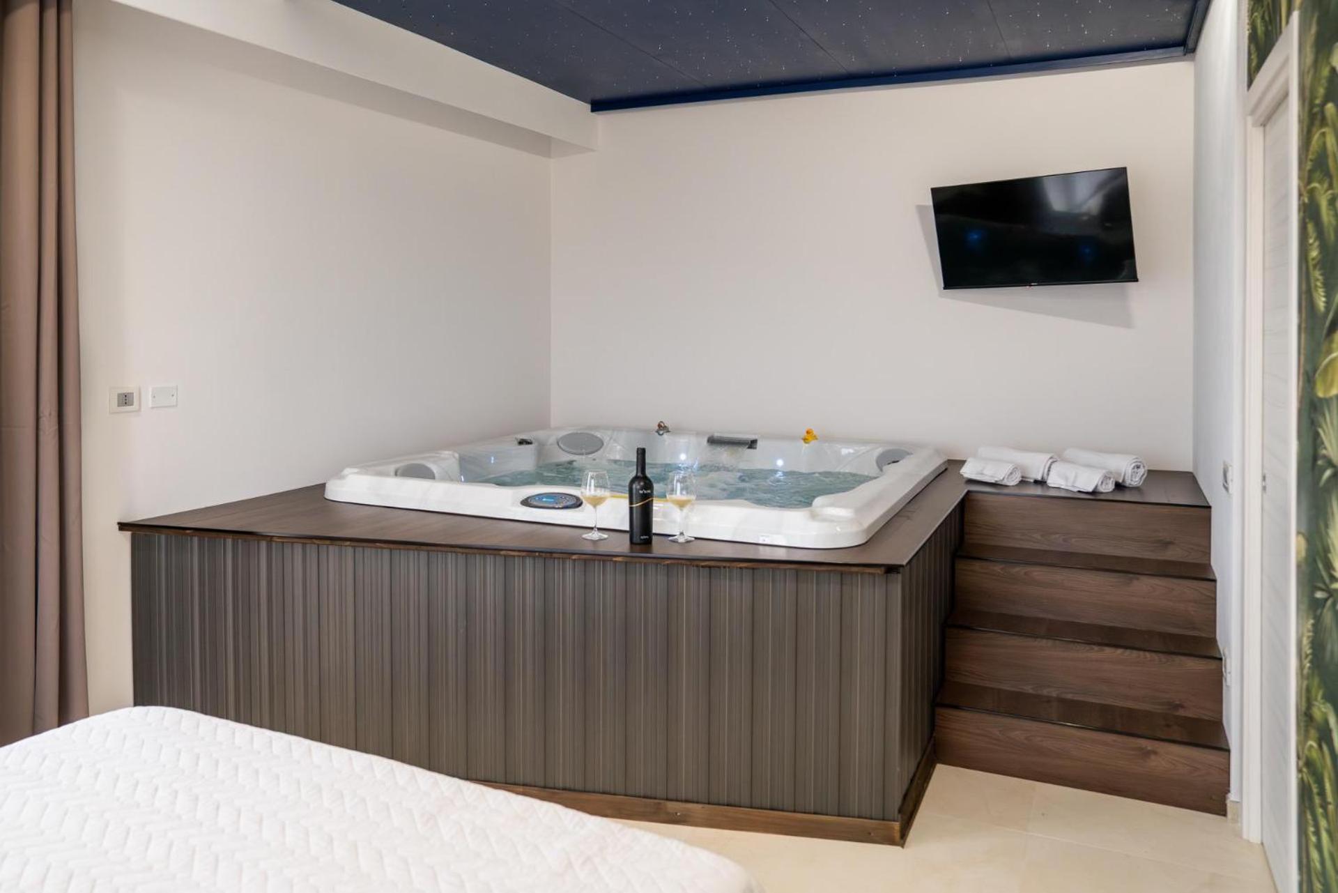 Suite with Spa Bath photo 1