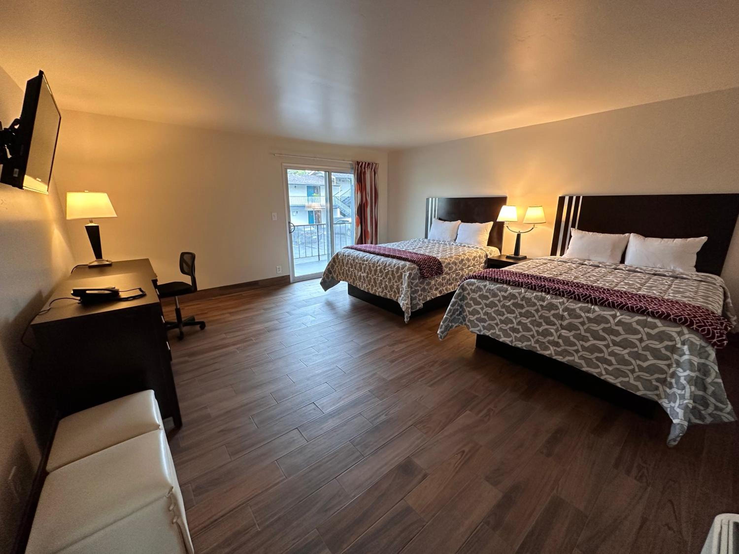 Queen Room with Two Queen Beds photo 1