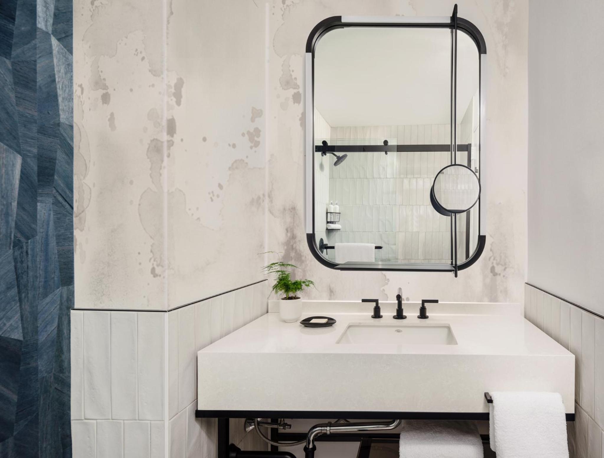 Essential King Room with Tub - Mobility Accessible