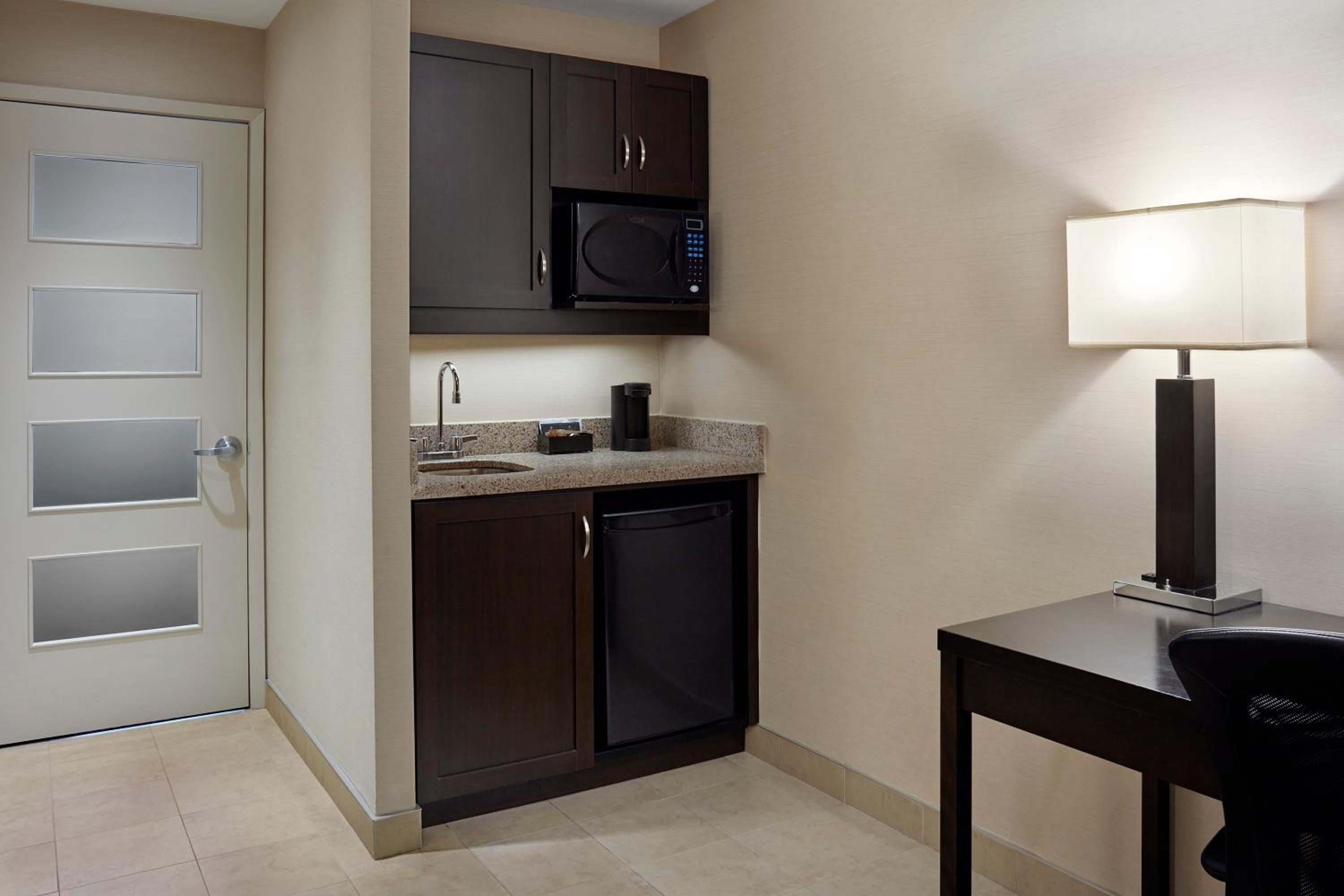 One-Bedroom Suite with Queen Bed and Sofa Bed - Photo 6