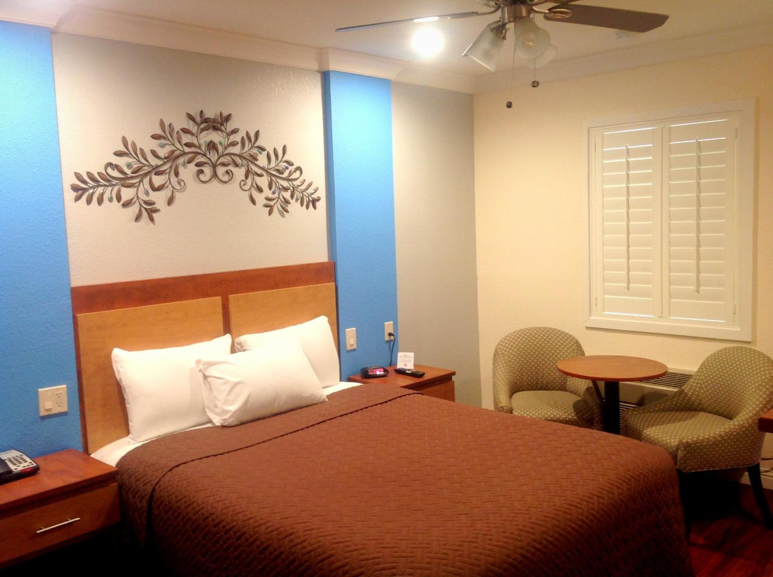 Queen Room photo 1