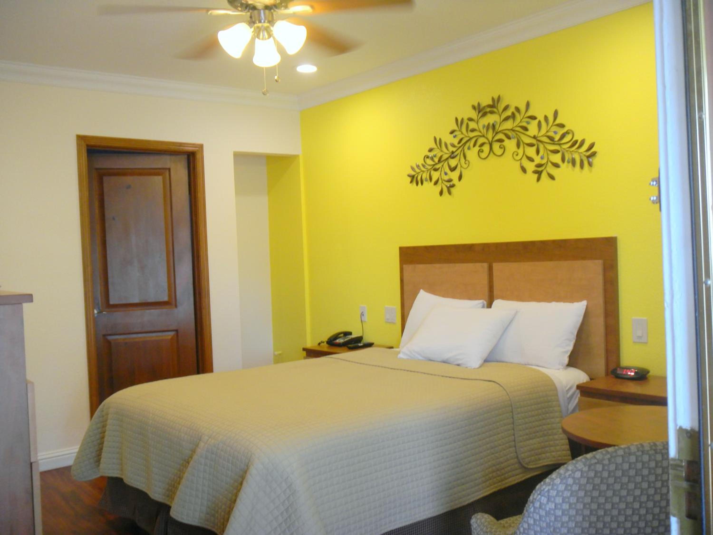 Queen Room photo 2