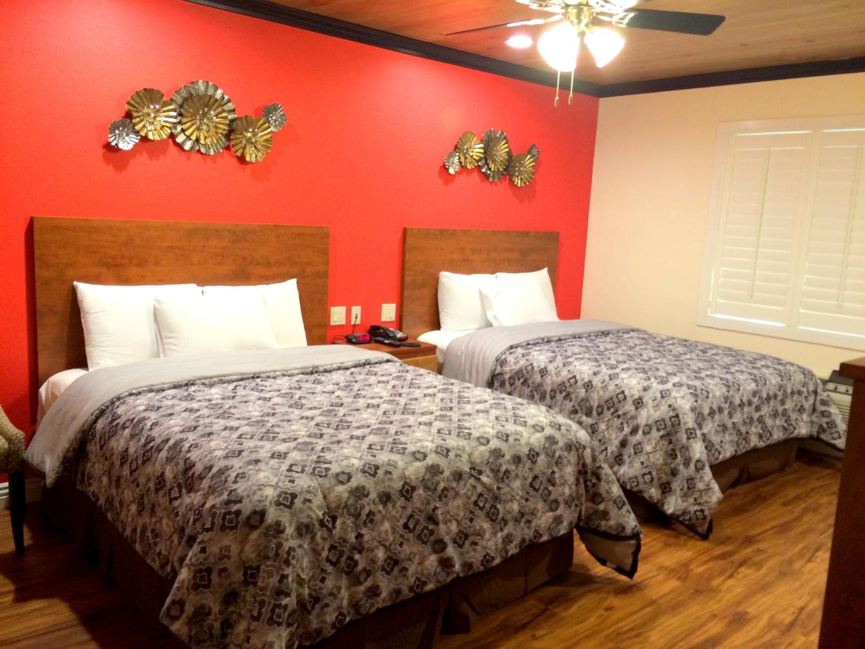 Queen Room with Two Queen Beds photo 2