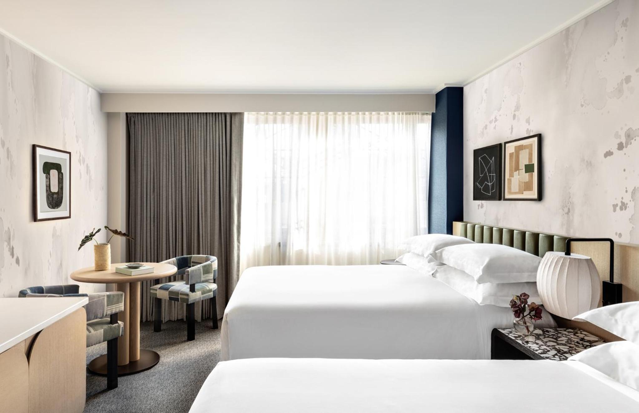 Queen Room with Two Queen Beds - Executive Level - Non-Smoking thumbnail 6