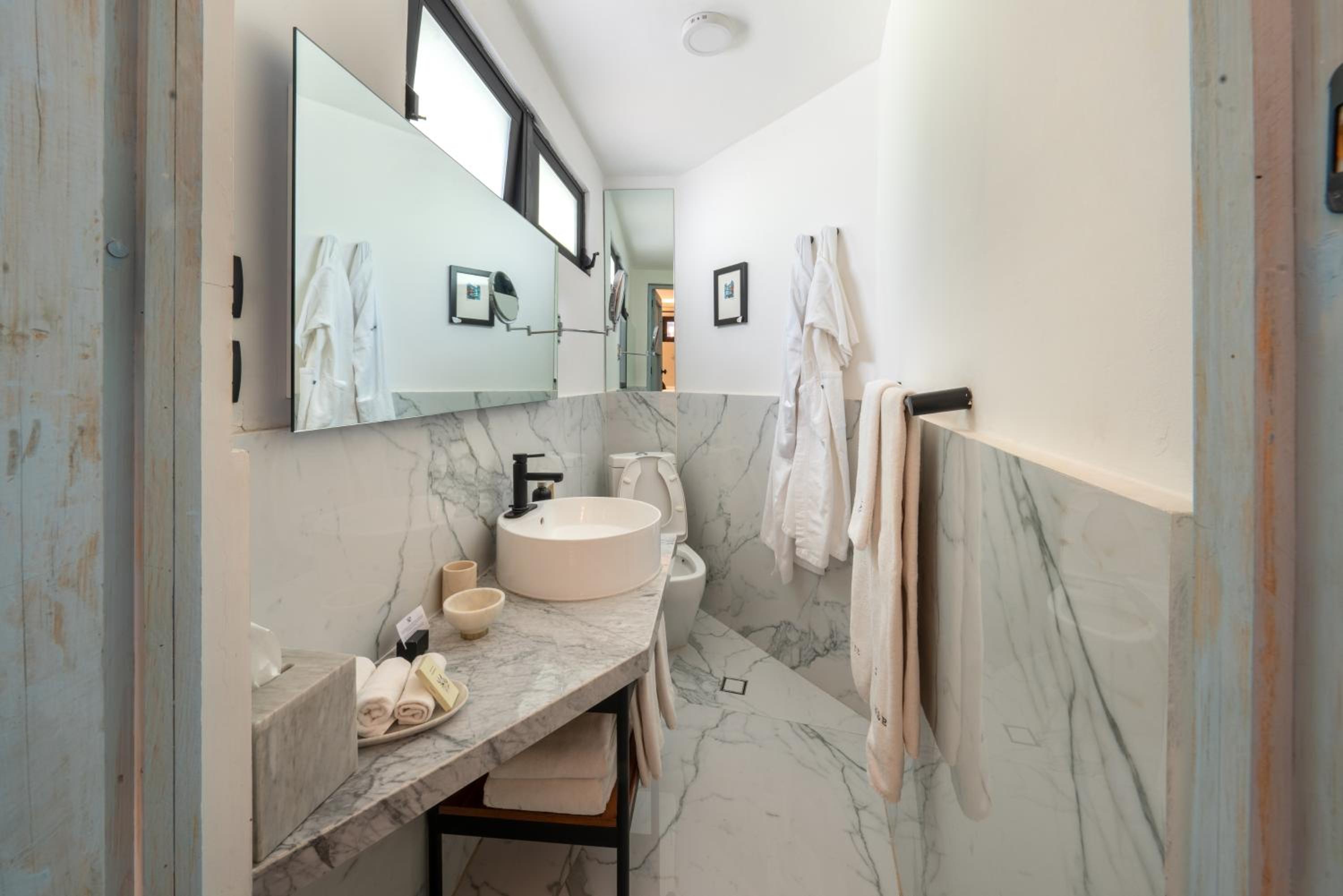 Standard Suite - Photo 10