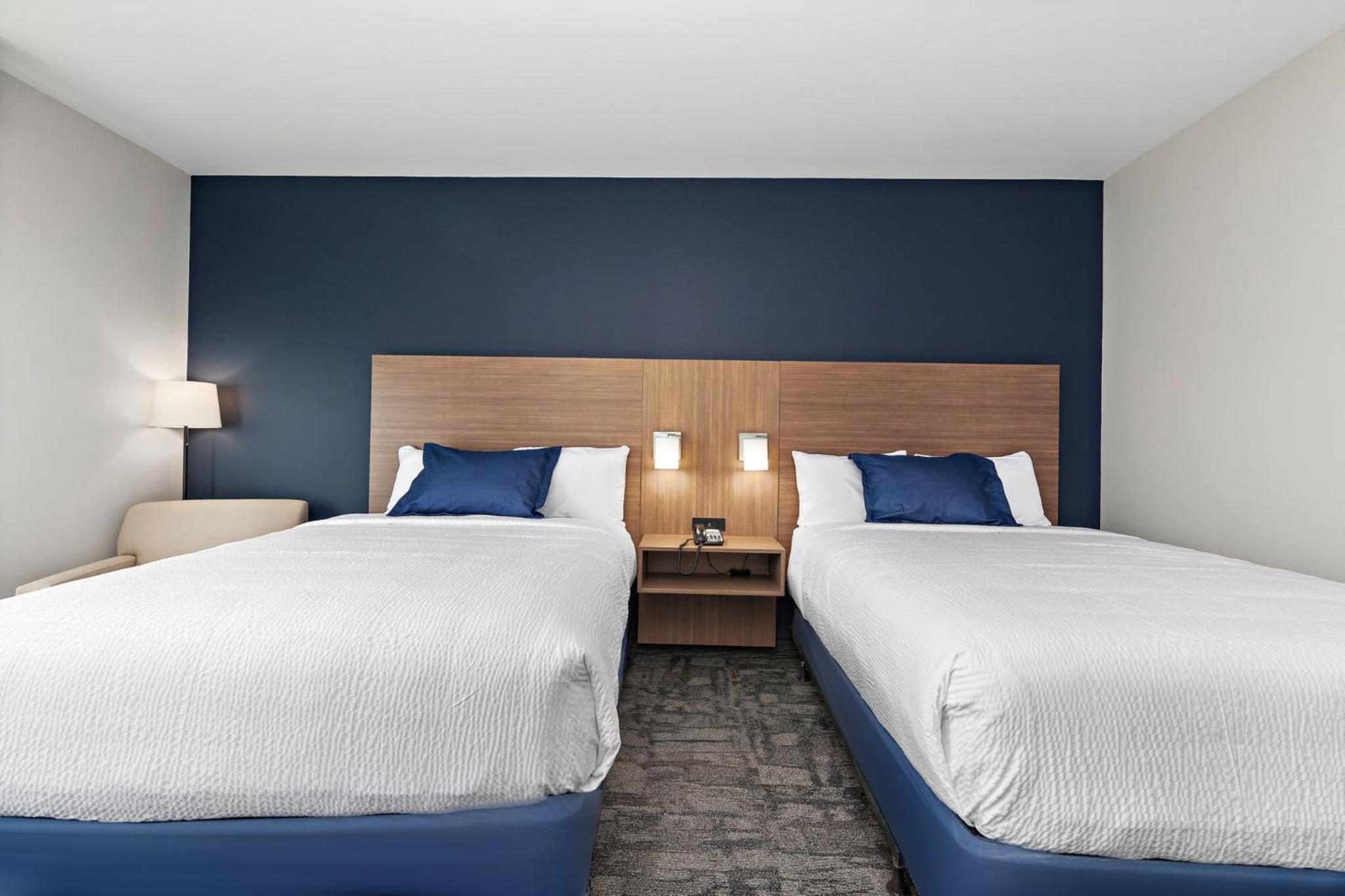 Standard Room with Two Queen Beds - Photo 6