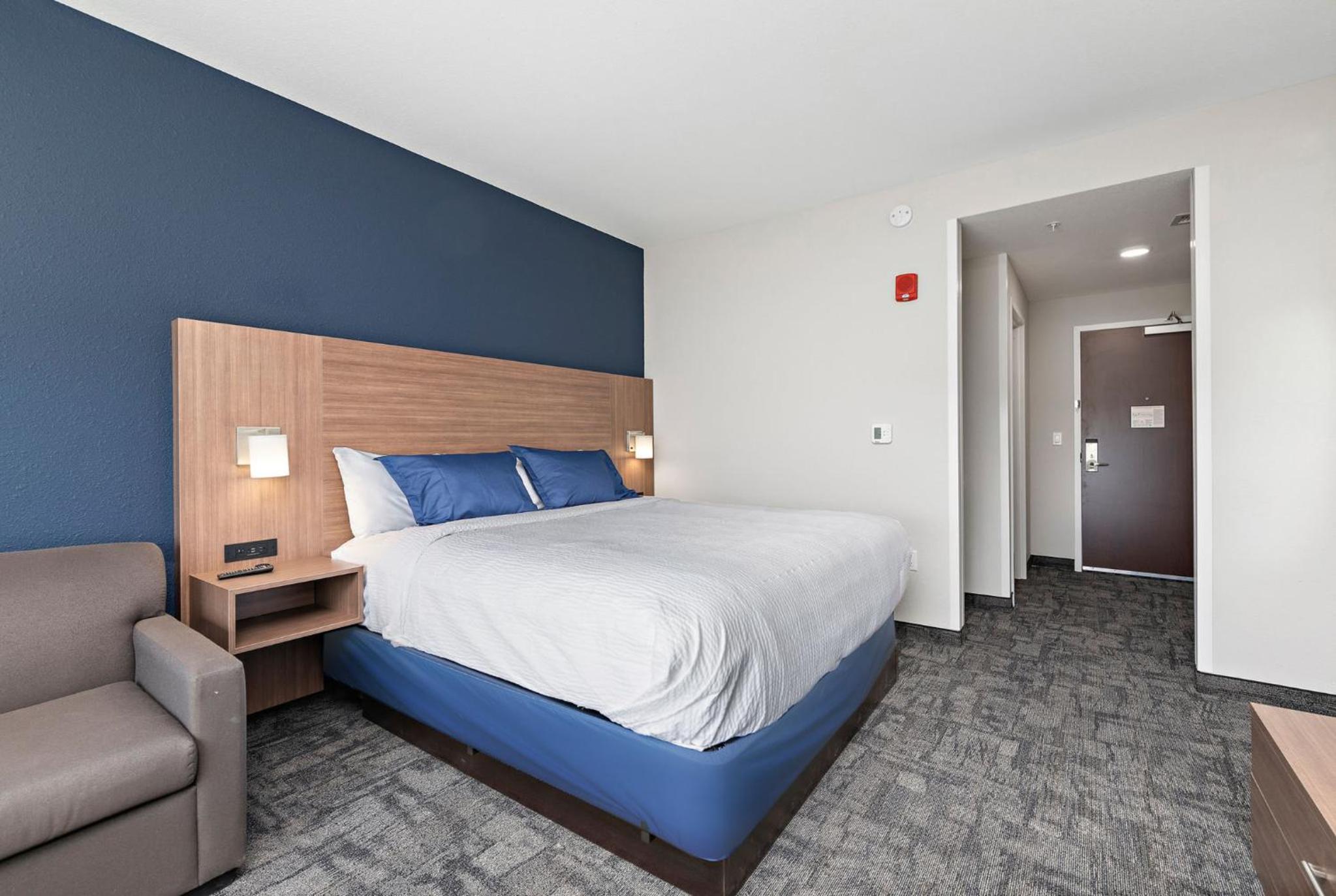 Standard King Room with Park View - Photo 7