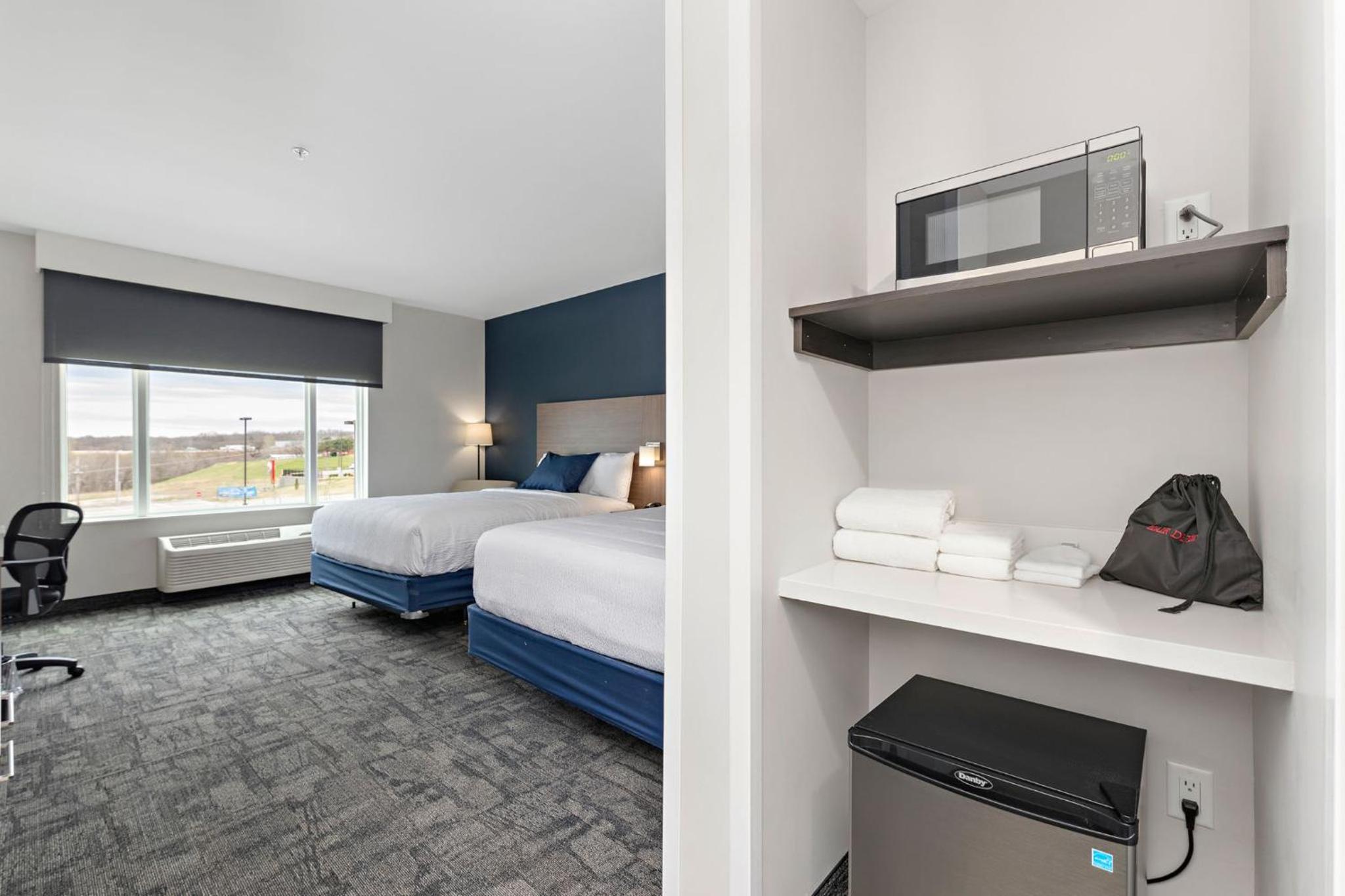 Standard Queen Room with Two Queen Beds and Park View - Photo 7