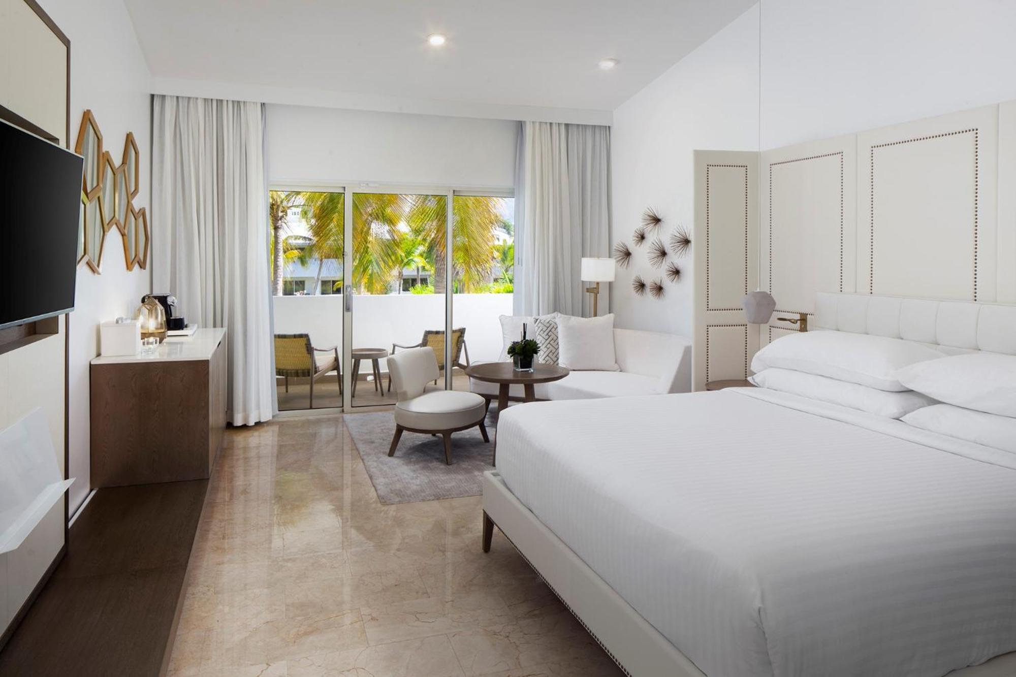 Premium King Room with Garden View - Photo 6