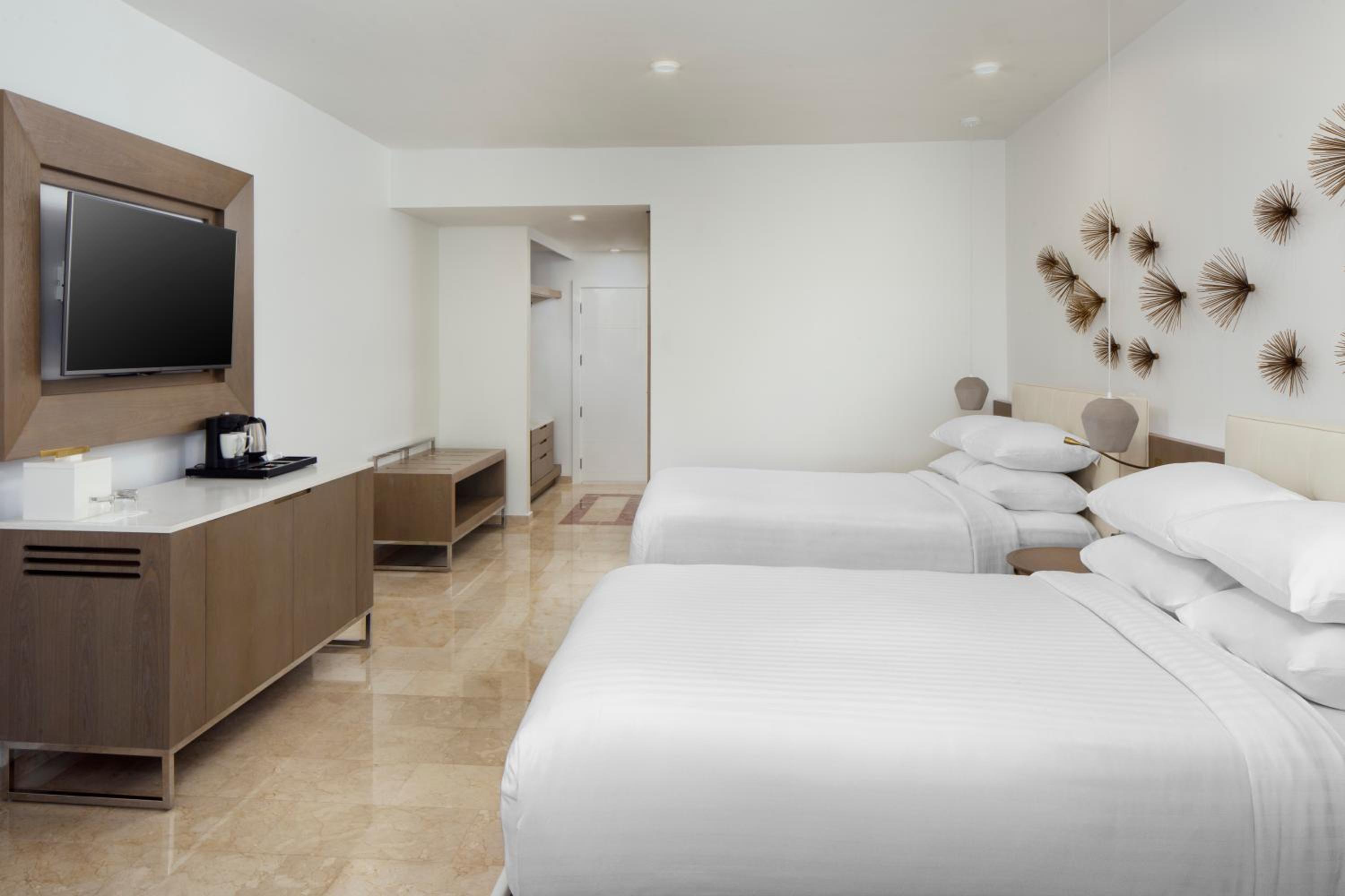 Double Room with Two Double Beds and Ocean View - Photo 6