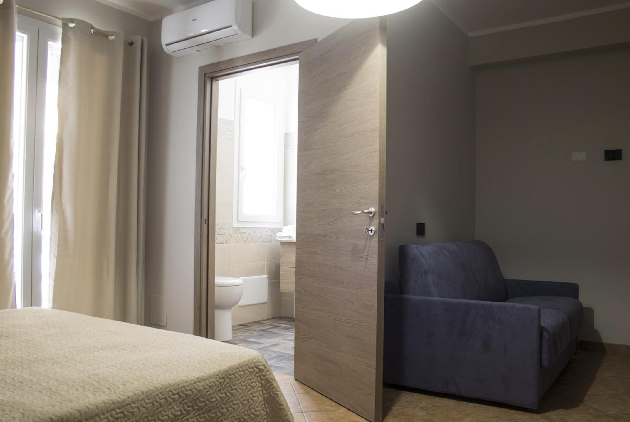 Double Room with Private Bathroom photo 1