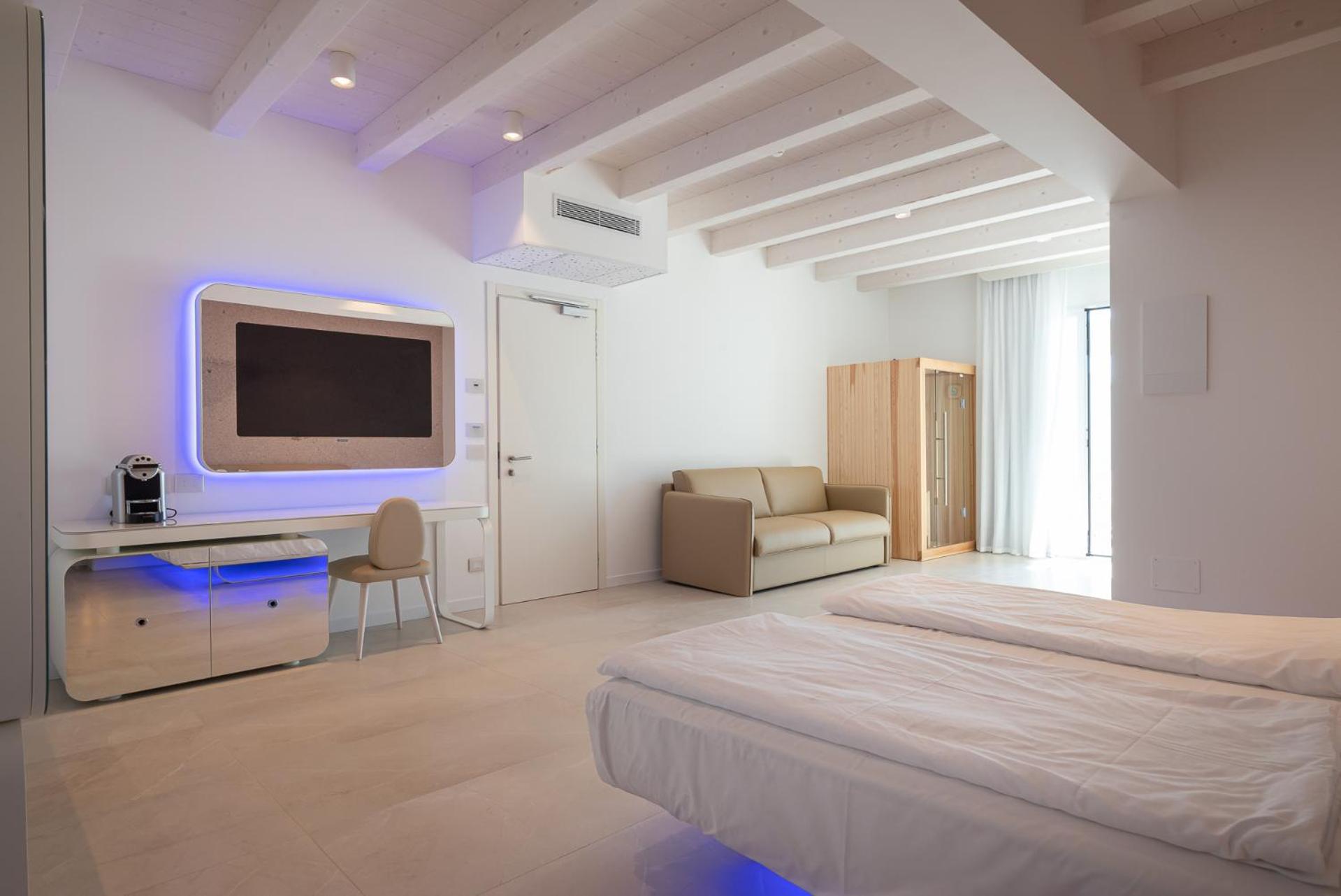 Junior Suite with Jacuzzi and Side Sea View