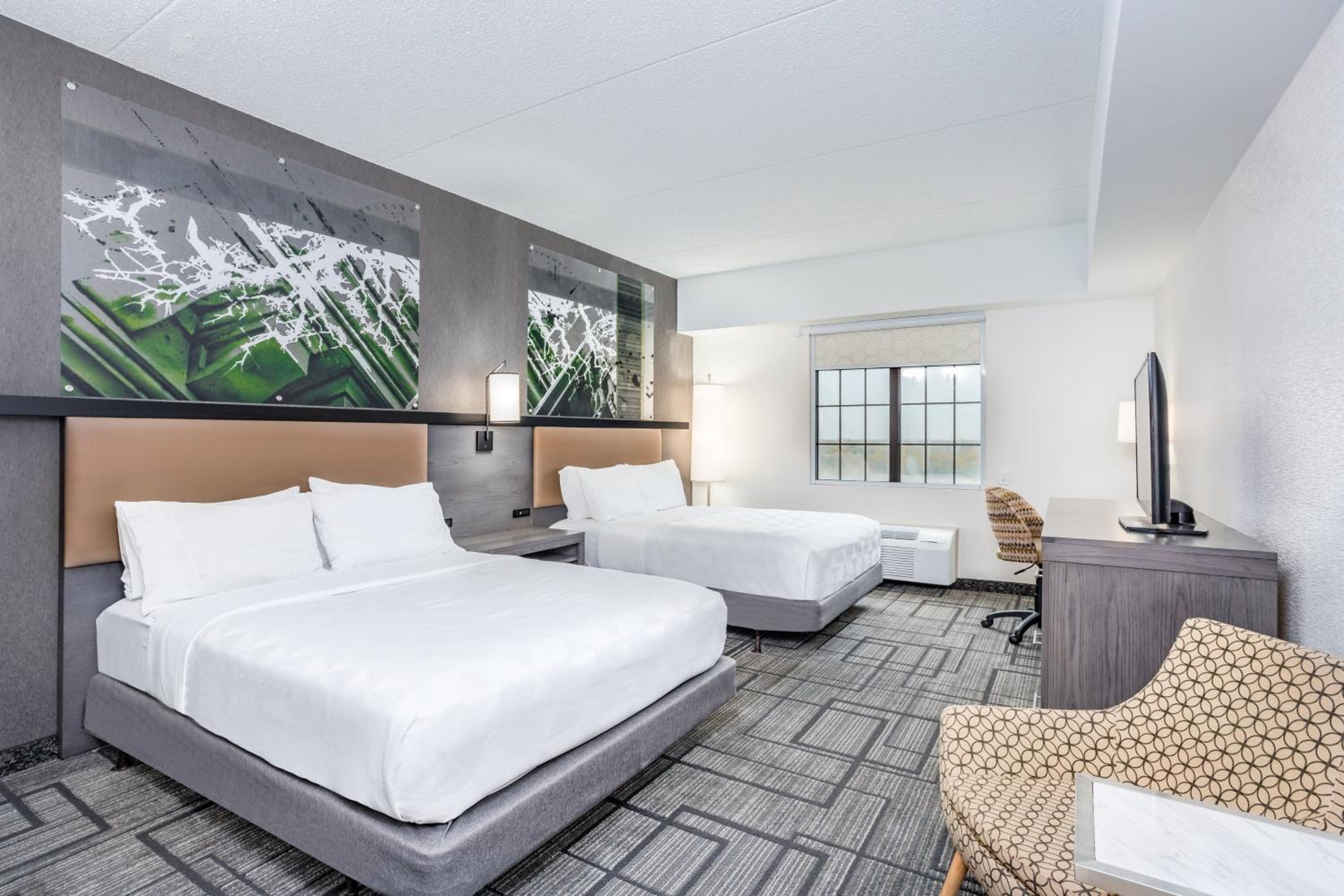 Queen Room with Two Queen Beds and Roll In Shower - Accessible - Photo 2