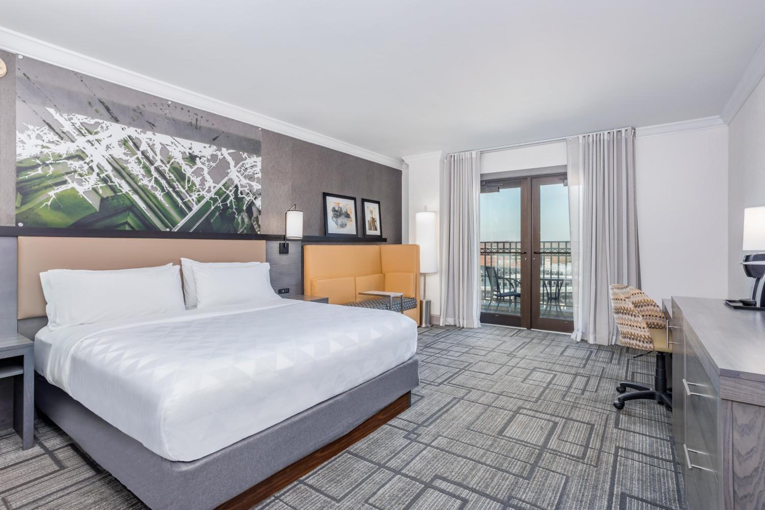 Standard King Room with Balcony - Photo 5