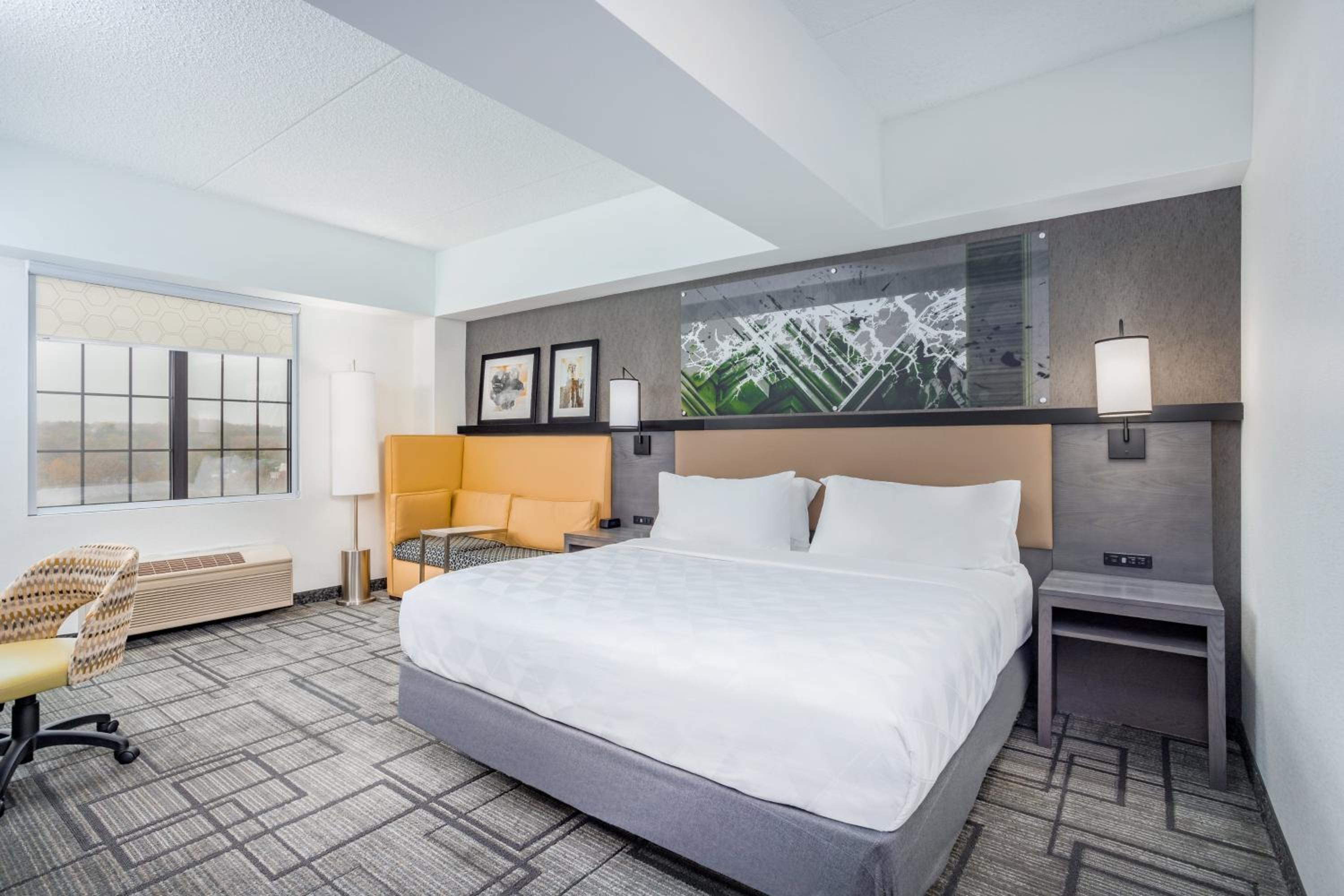 Standard King Room with Sofa Bed - Photo 4