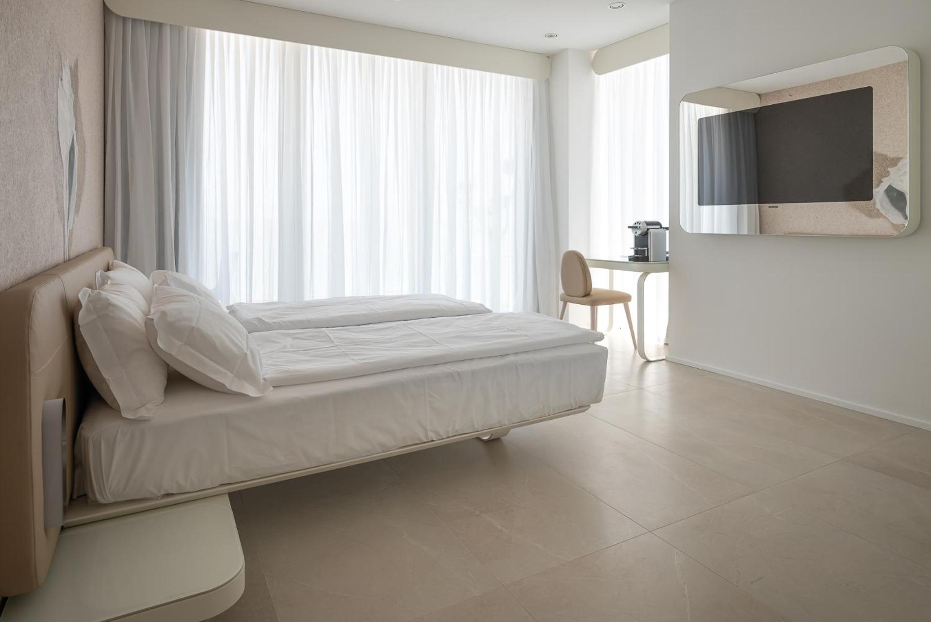 Double Room with Jacuzzi and Partial Sea View