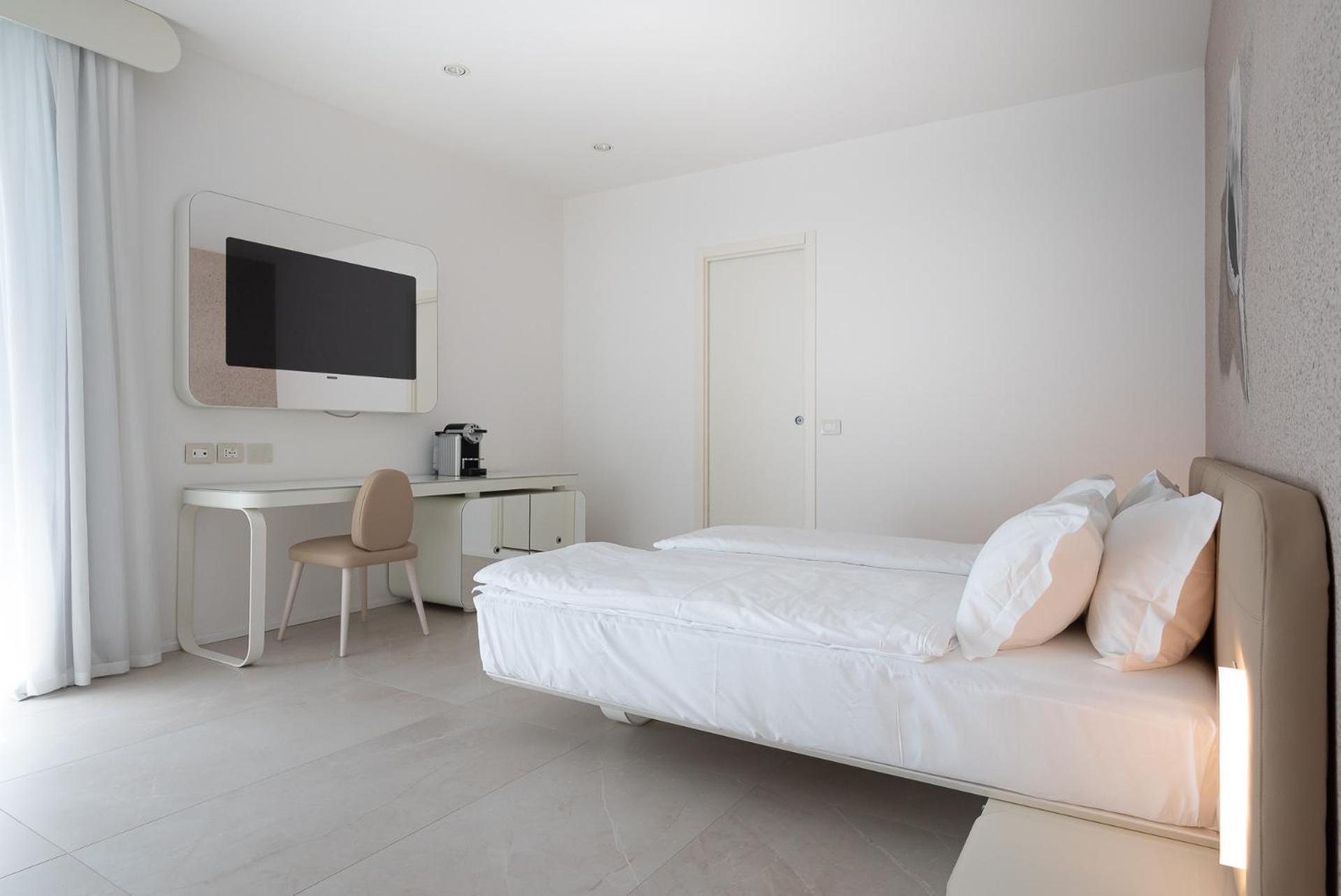 Deluxe Suite with Spa Bath and Side Sea View