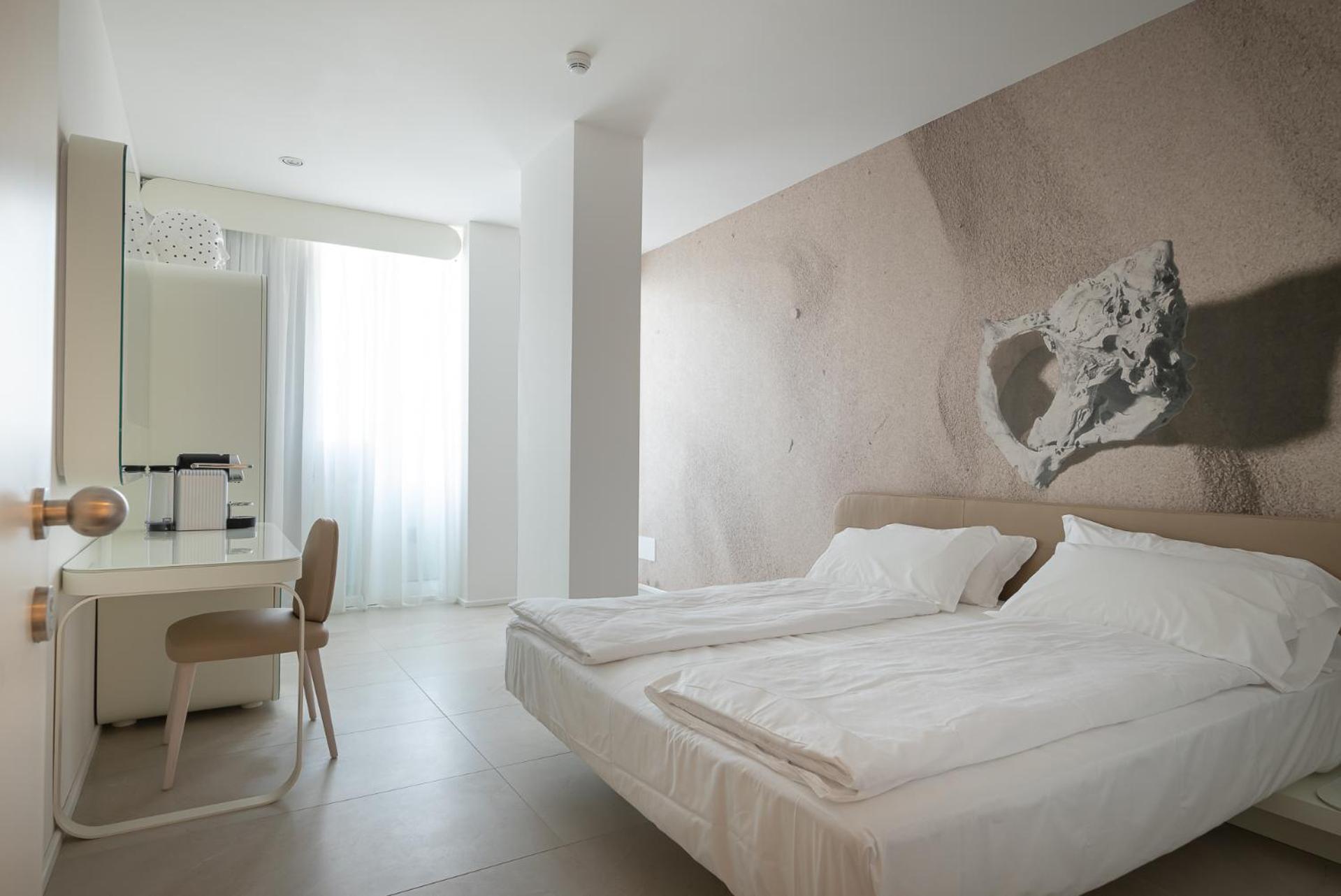 Deluxe Room with Spa Bath and Side Sea View
