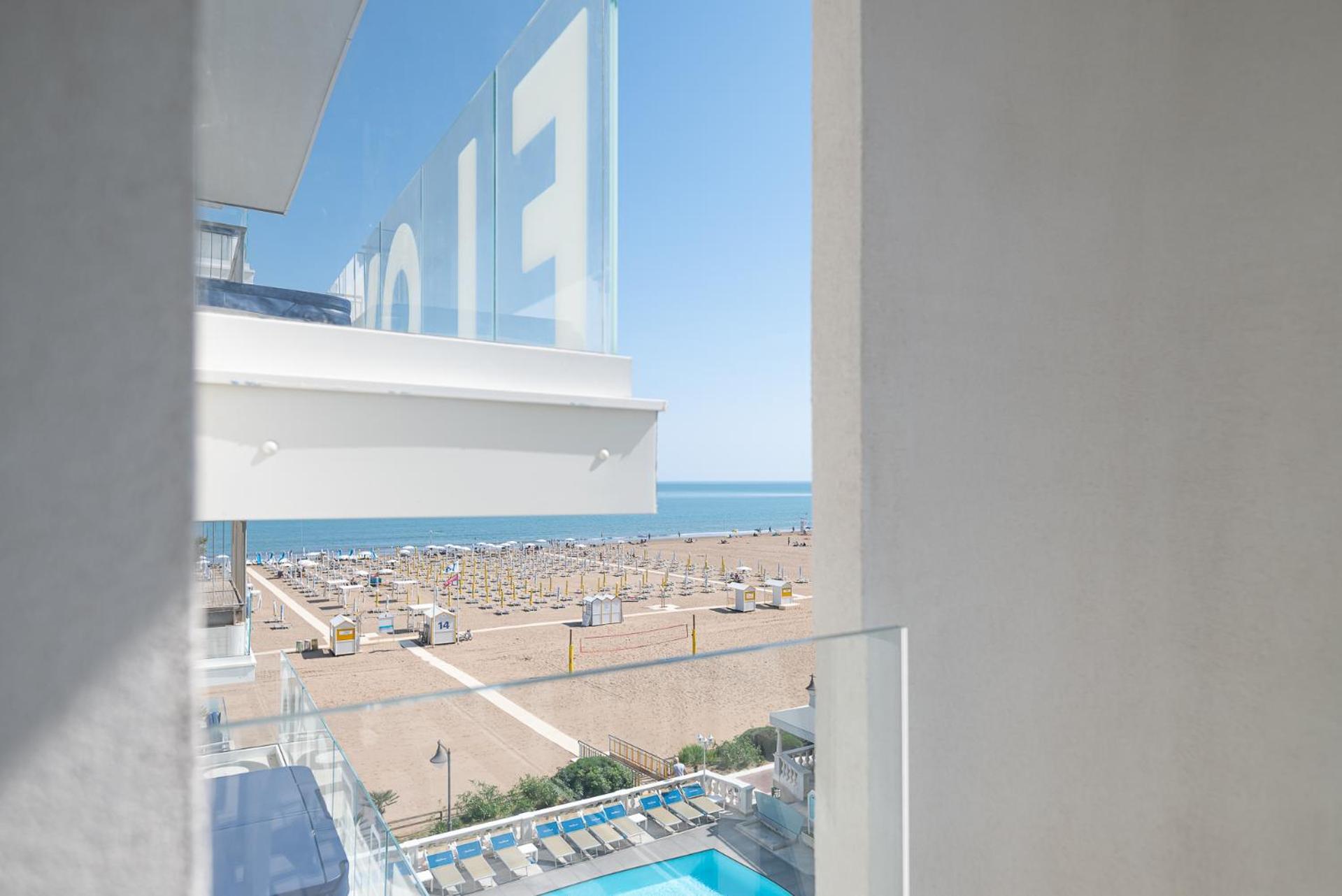 Double Room with Jacuzzi and Partial Sea View