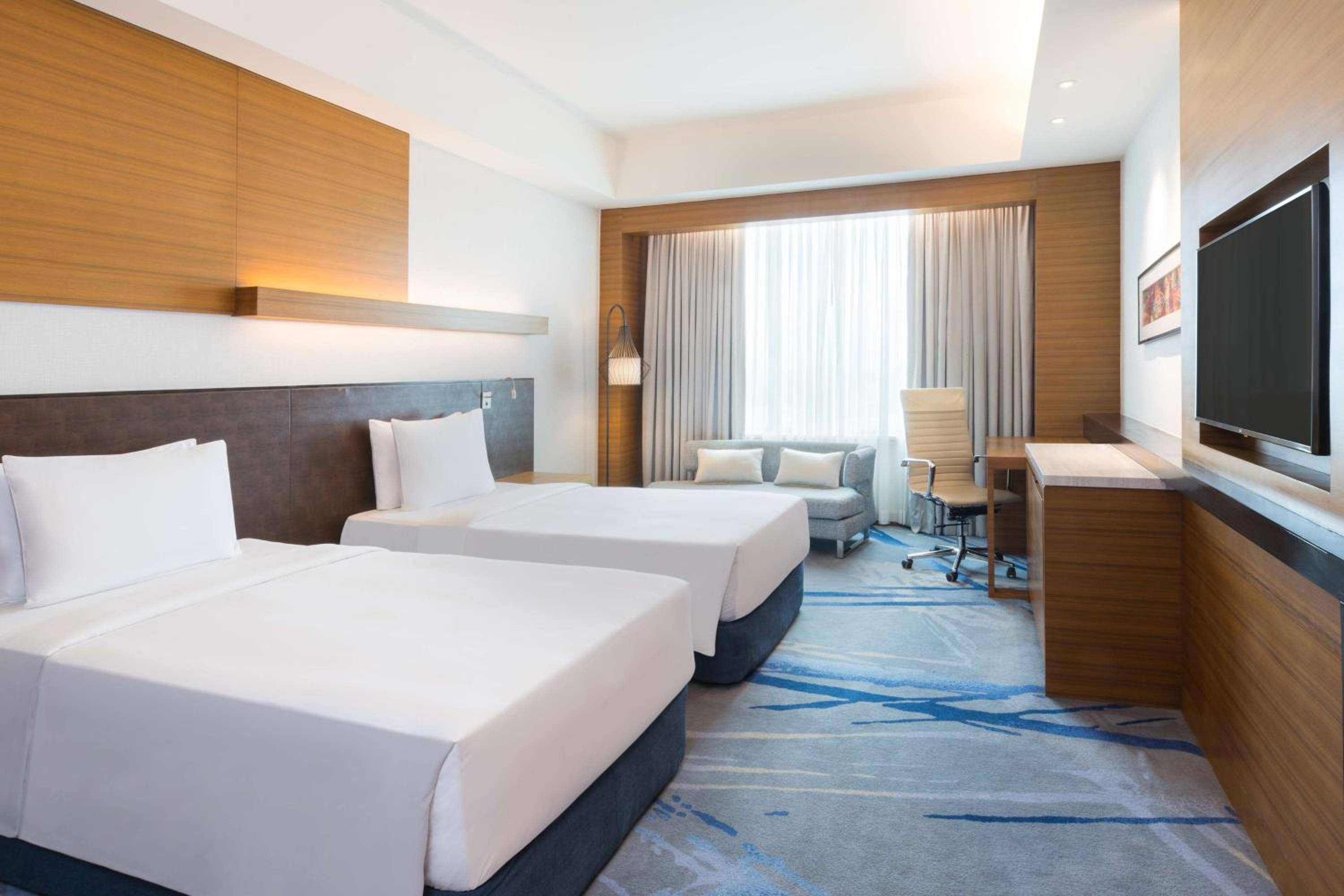 Business Class with Lounge Access - Photo 3