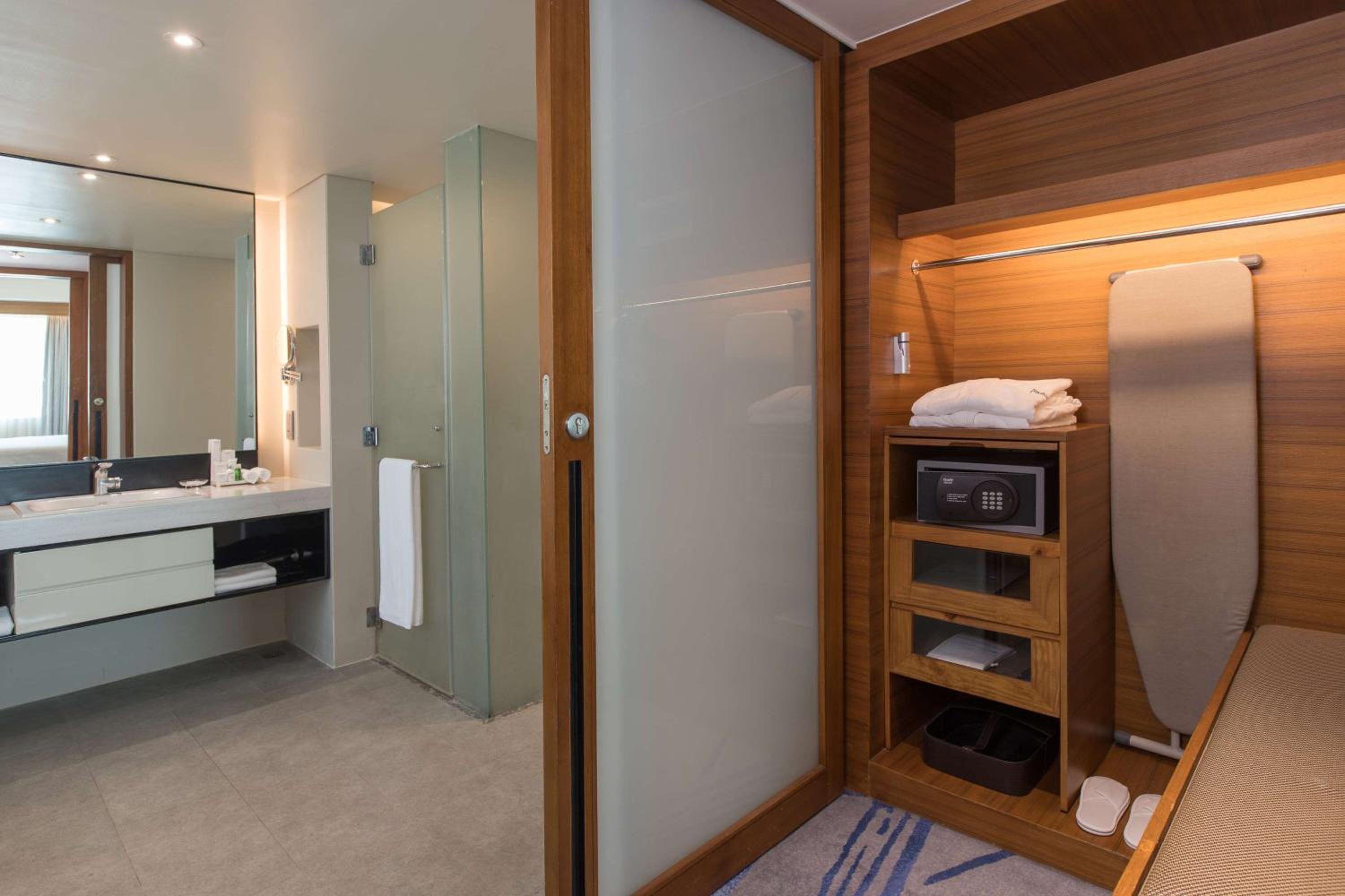 Suite with Lounge access - Harbor View - Photo 4