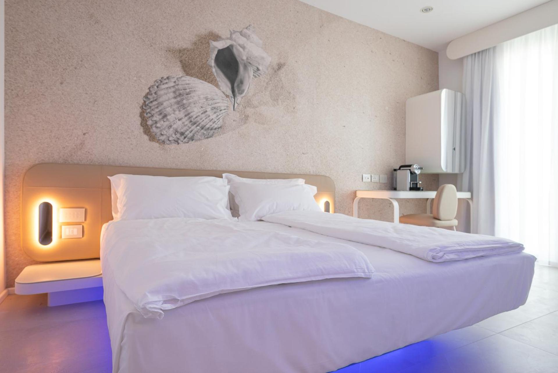 Superior Single Room with Jacuzzi and Side Sea View