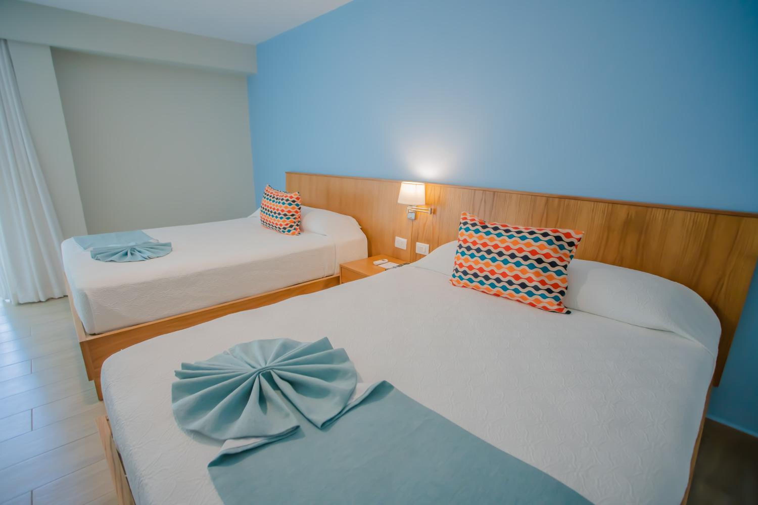 Deluxe Double Room with Balcony - Photo 4
