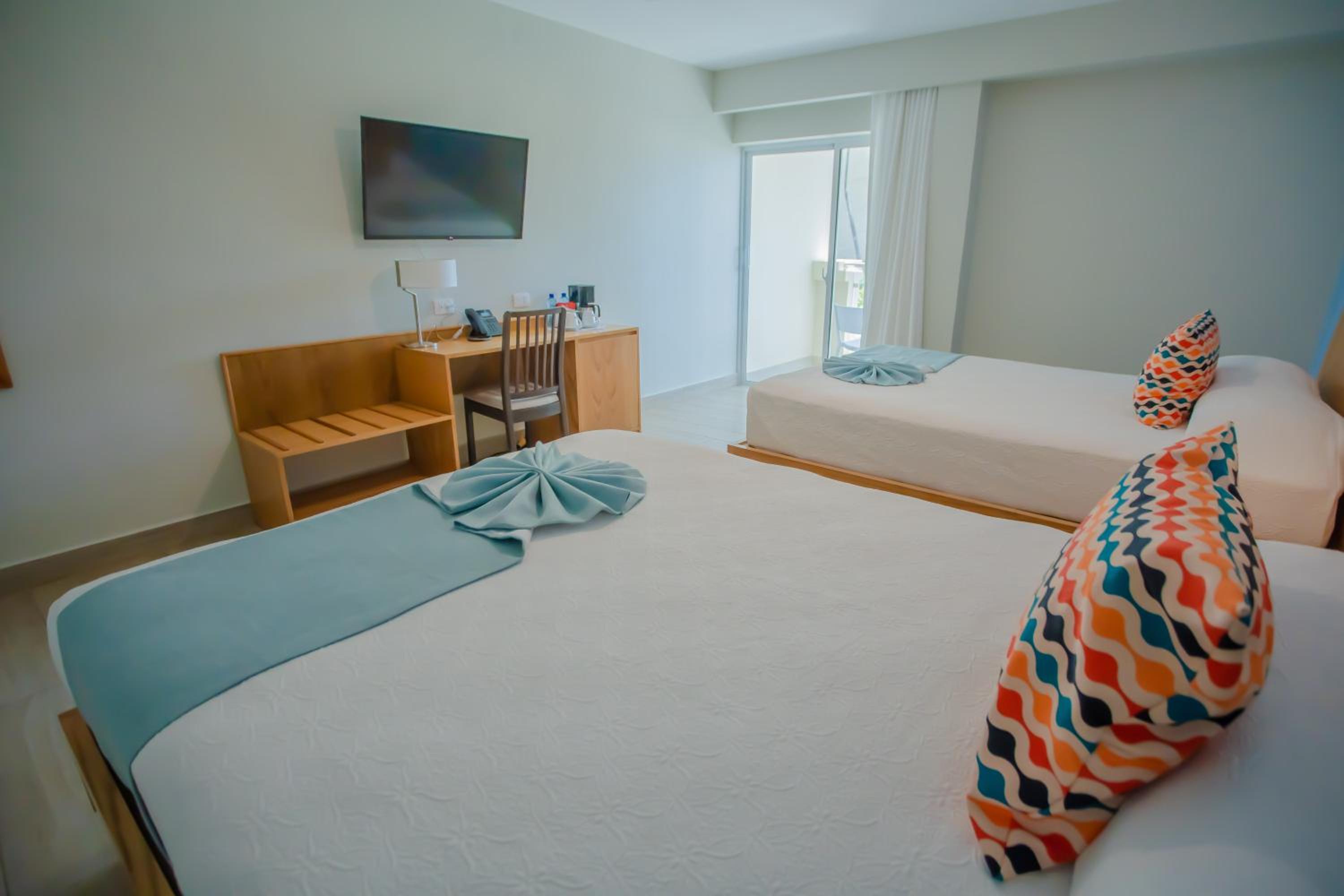 Deluxe Double Room with Balcony and Sea View - Photo 4