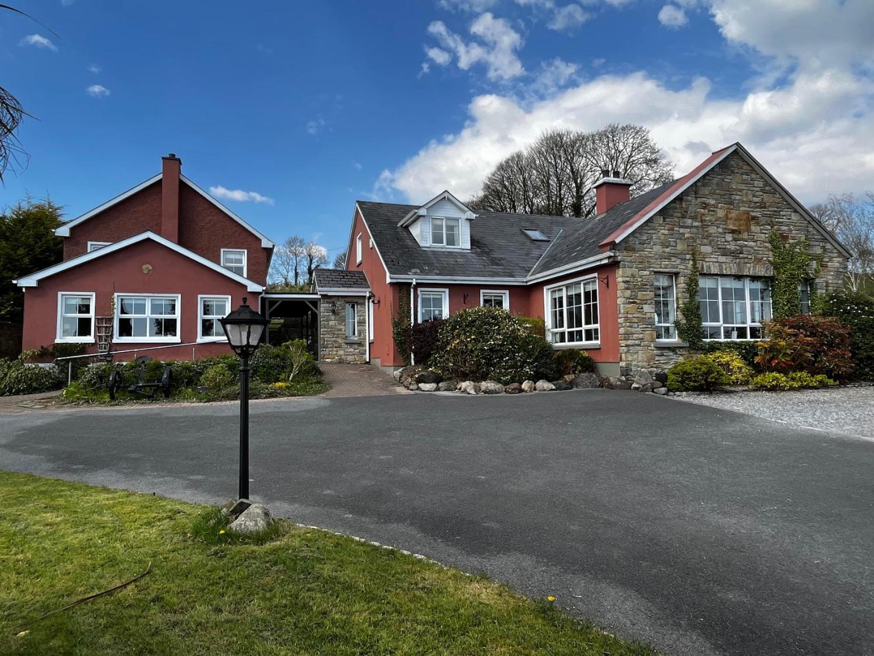 Five-Bedroom House photo 2