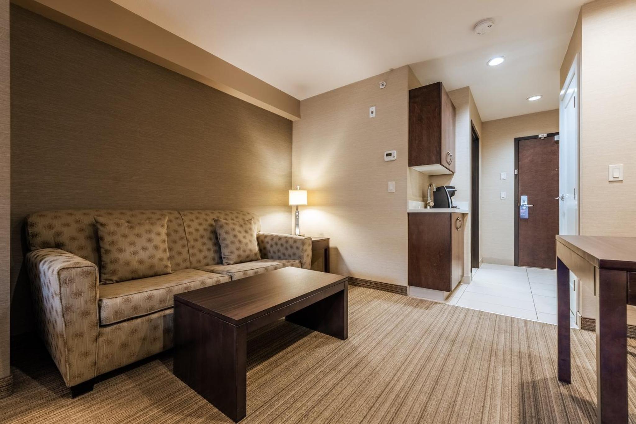 Queen Suite with Two Queen Beds and Sofa Bed photo 2
