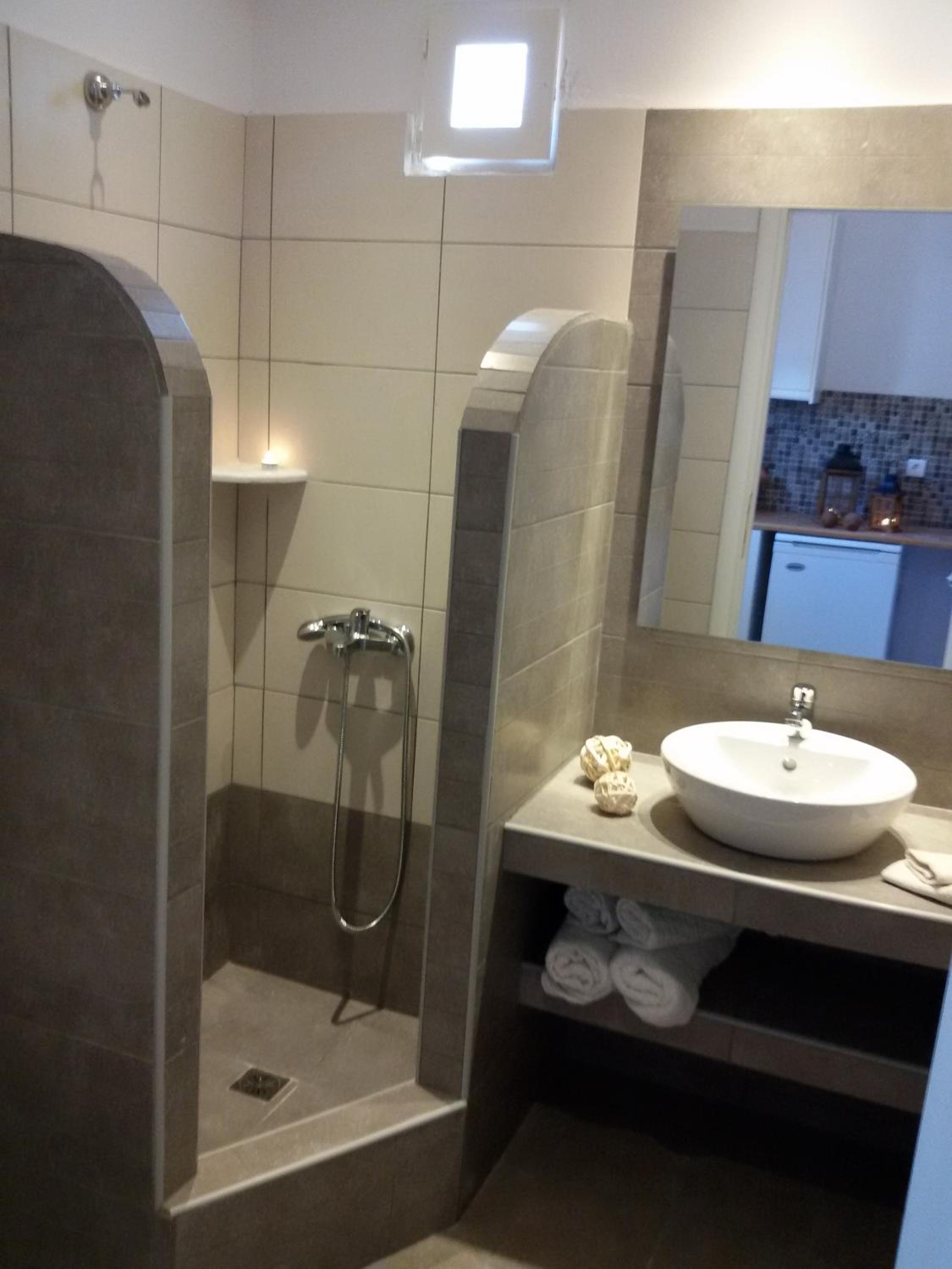 One-Bedroom Apartment - Photo 2