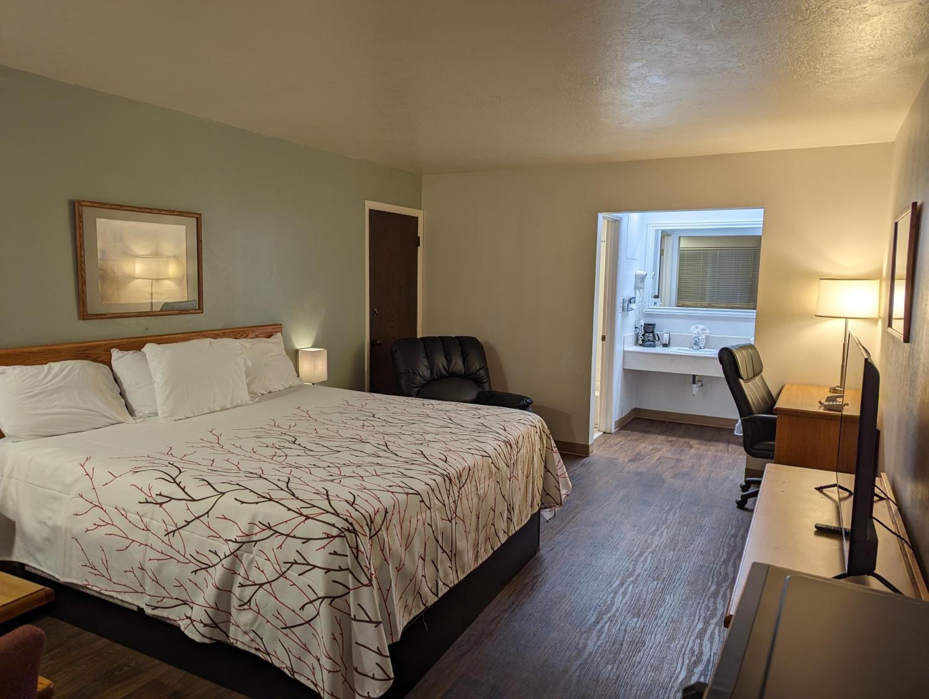 King Room - Non-Smoking photo 3