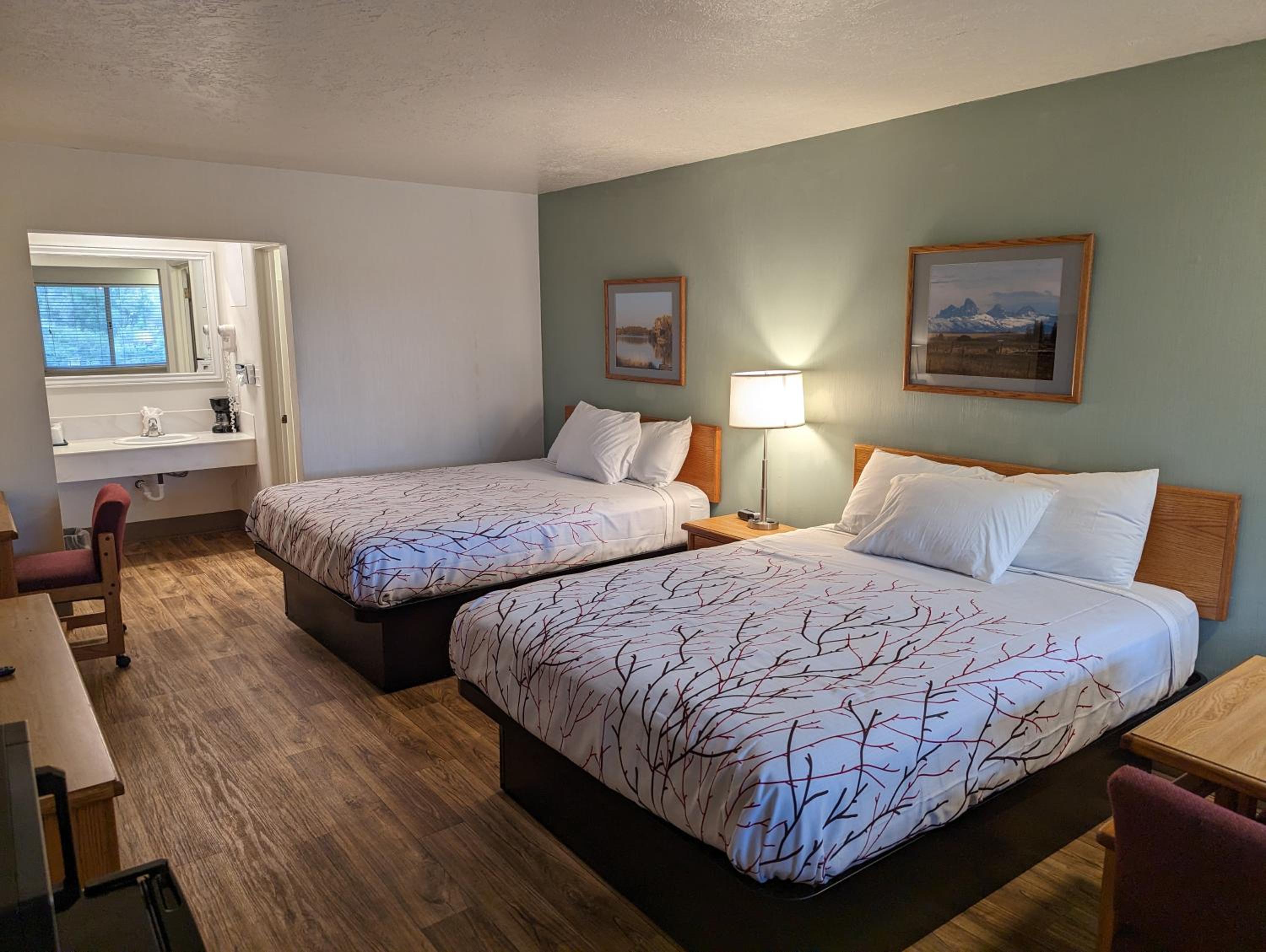 Queen Room with Two Queen Beds - Non-Smoking photo 2