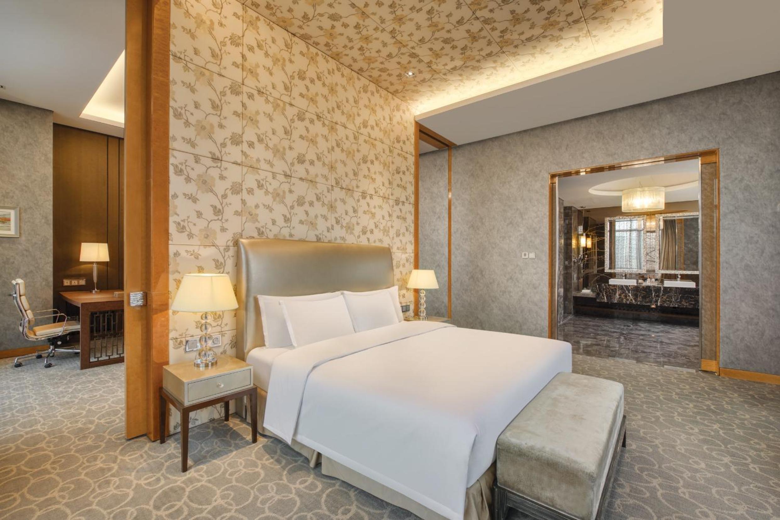 Junior King Suite with Lounge Access - Photo 3