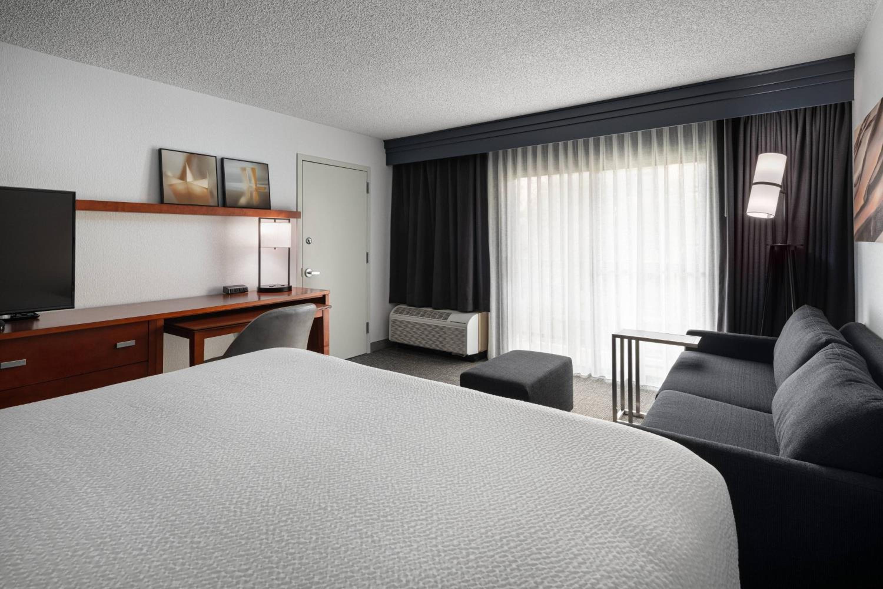 King Room with Sofa Bed - Photo 5