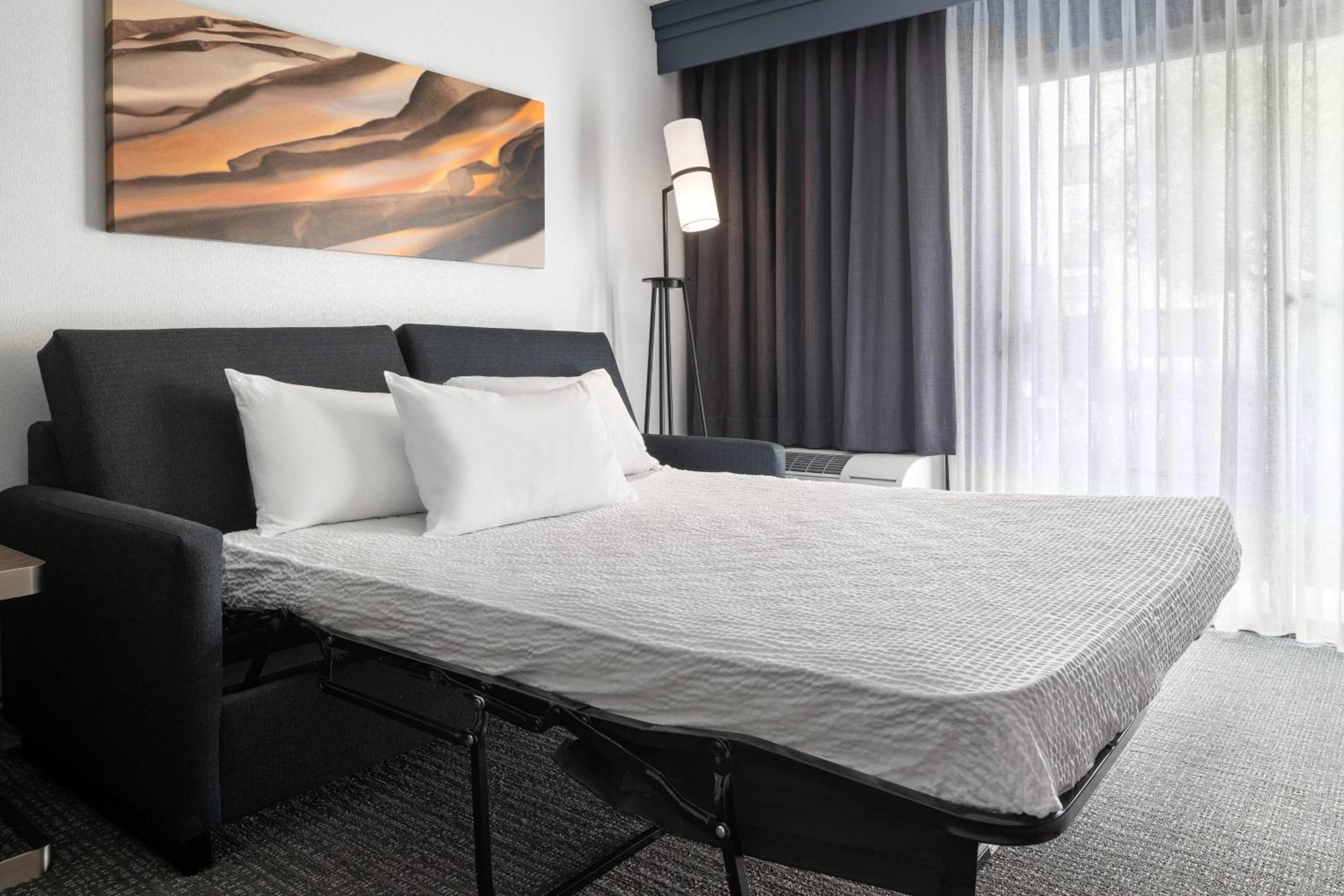 King Room with Sofa Bed - Photo 4