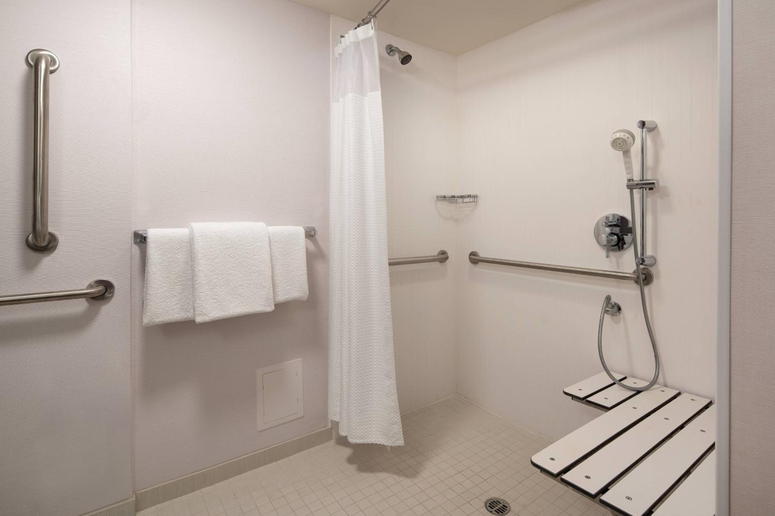 King Room with Sofa Bed - Hearing Accessible - Photo 2