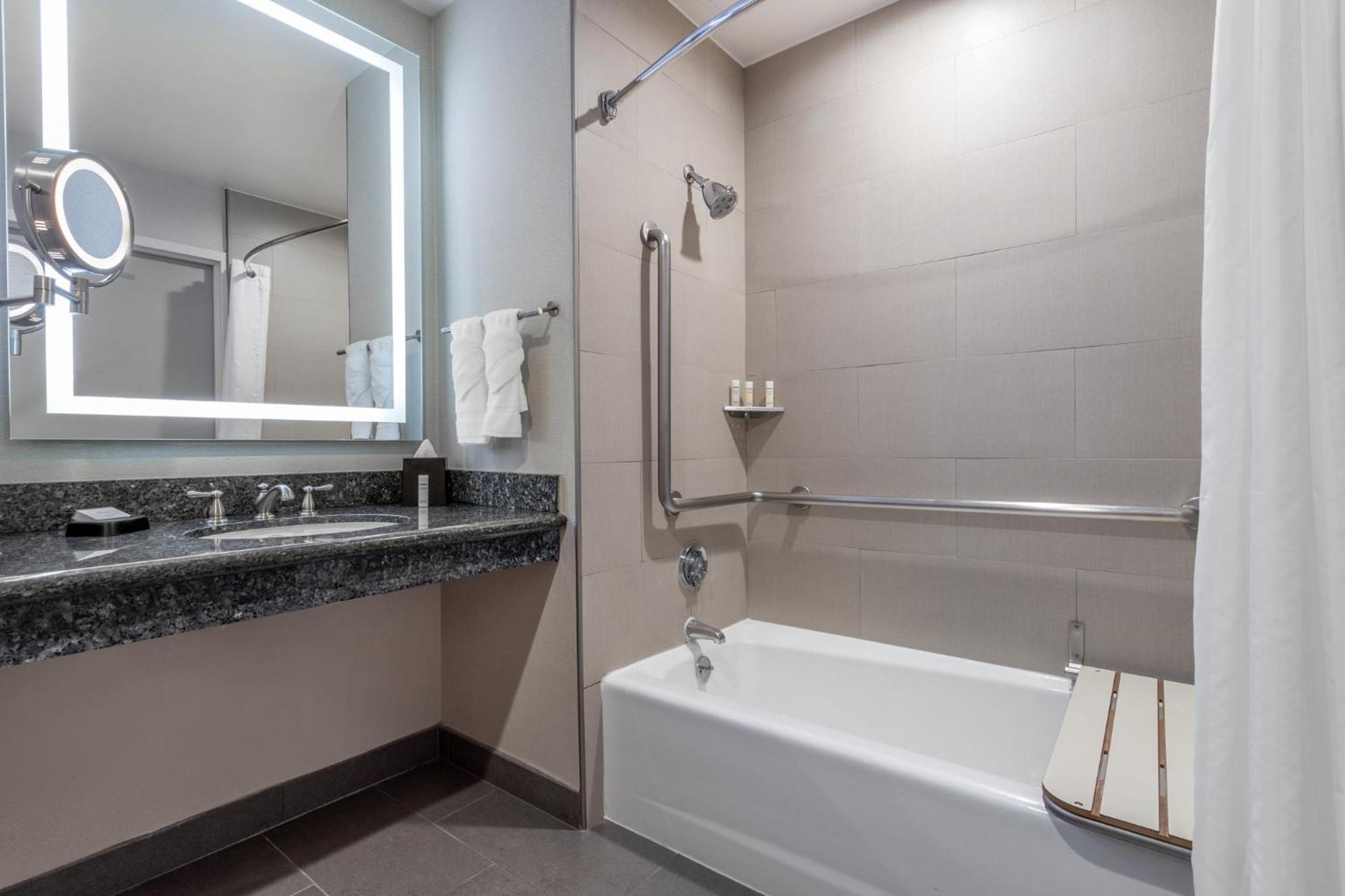 Standard Double Room with Two Double Beds and Accessible Tub - Mobility Access - Photo 2