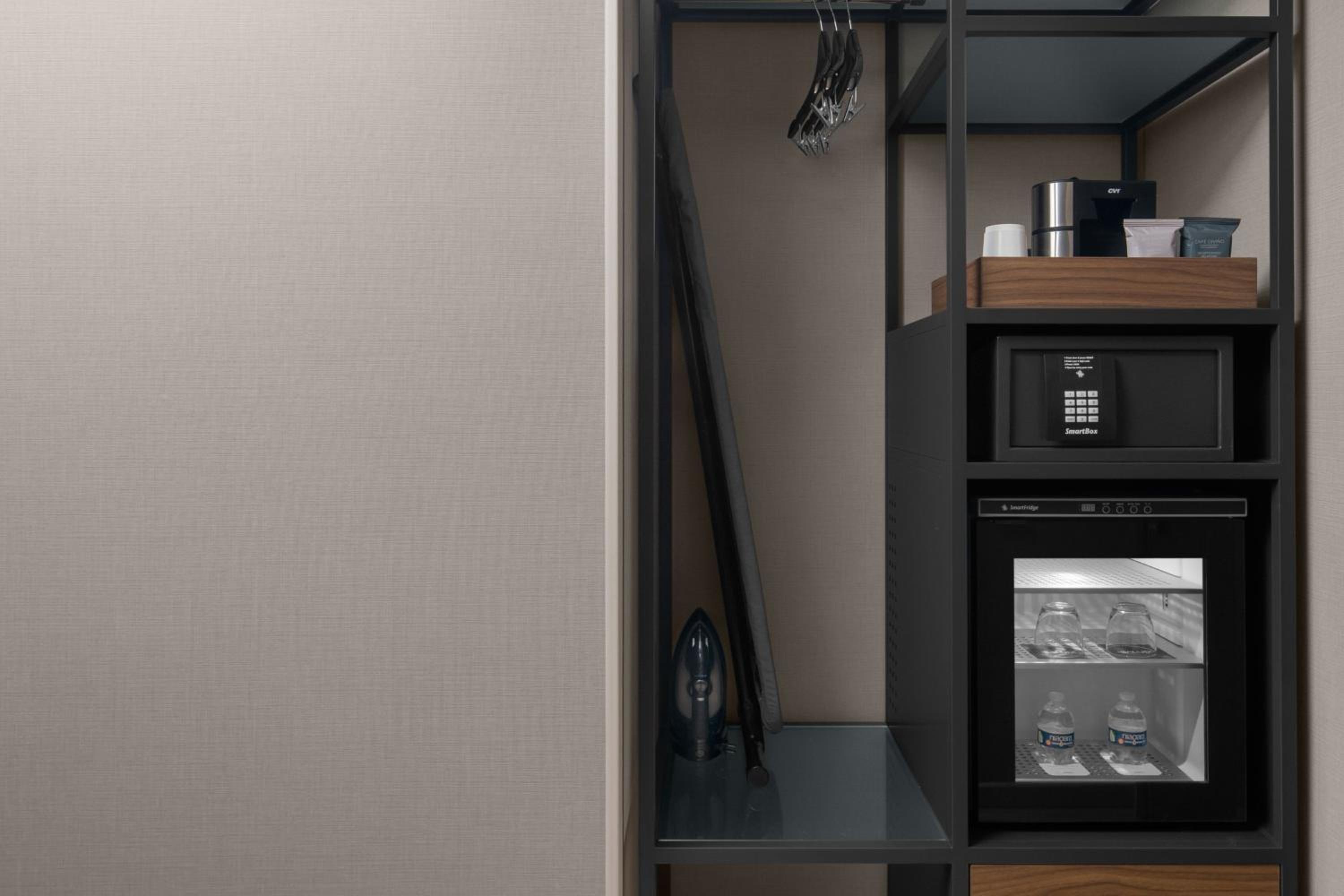Queen Room with Two Queen Beds and Roll-in Shower - Mobility Accessible - Photo 4