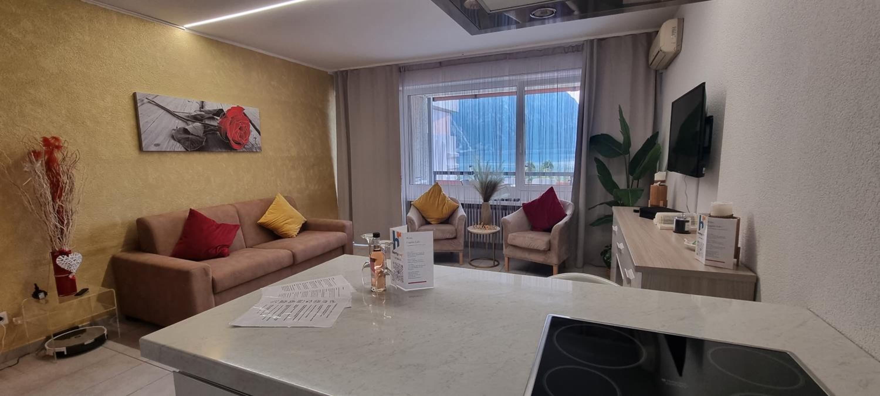Apartment with Lake View - Photo 9